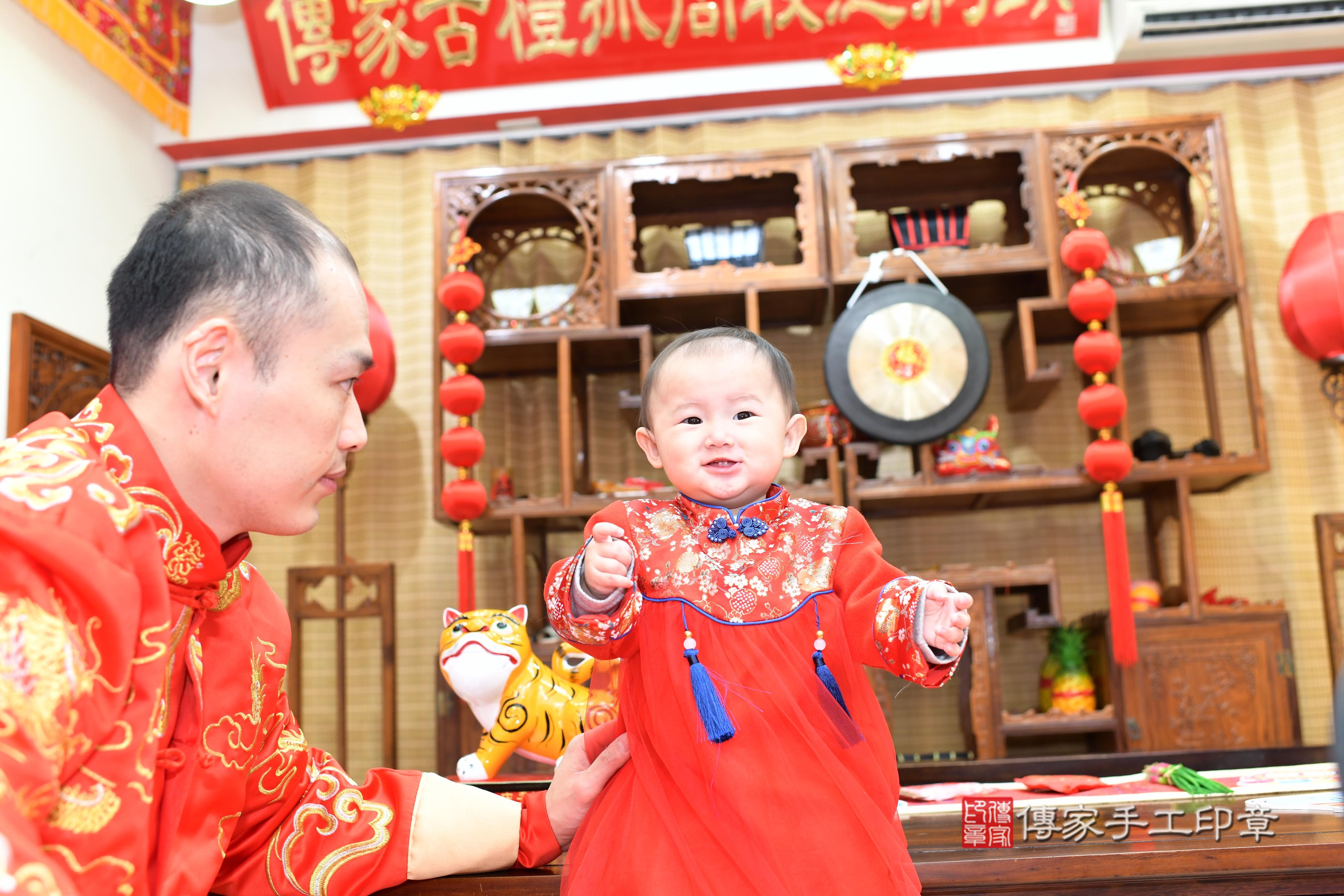 傳家手工印章台南店、抓周、度脺、中國風會場、傳家嬰兒古禮、吉祥話、抓周道具物品24種、拍照。抓周證書。寶寶抓周、滿周歲、生日快樂、祝福