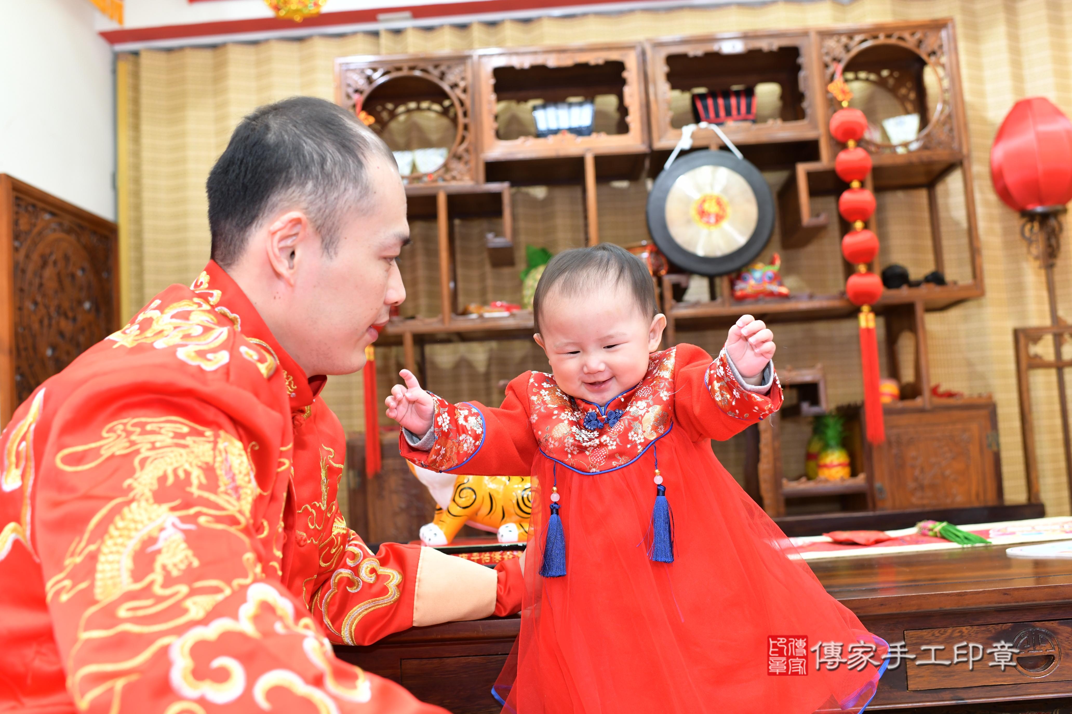 傳家手工印章台南店、抓周、度脺、中國風會場、傳家嬰兒古禮、吉祥話、抓周道具物品24種、拍照。抓周證書。寶寶抓周、滿周歲、生日快樂、祝福