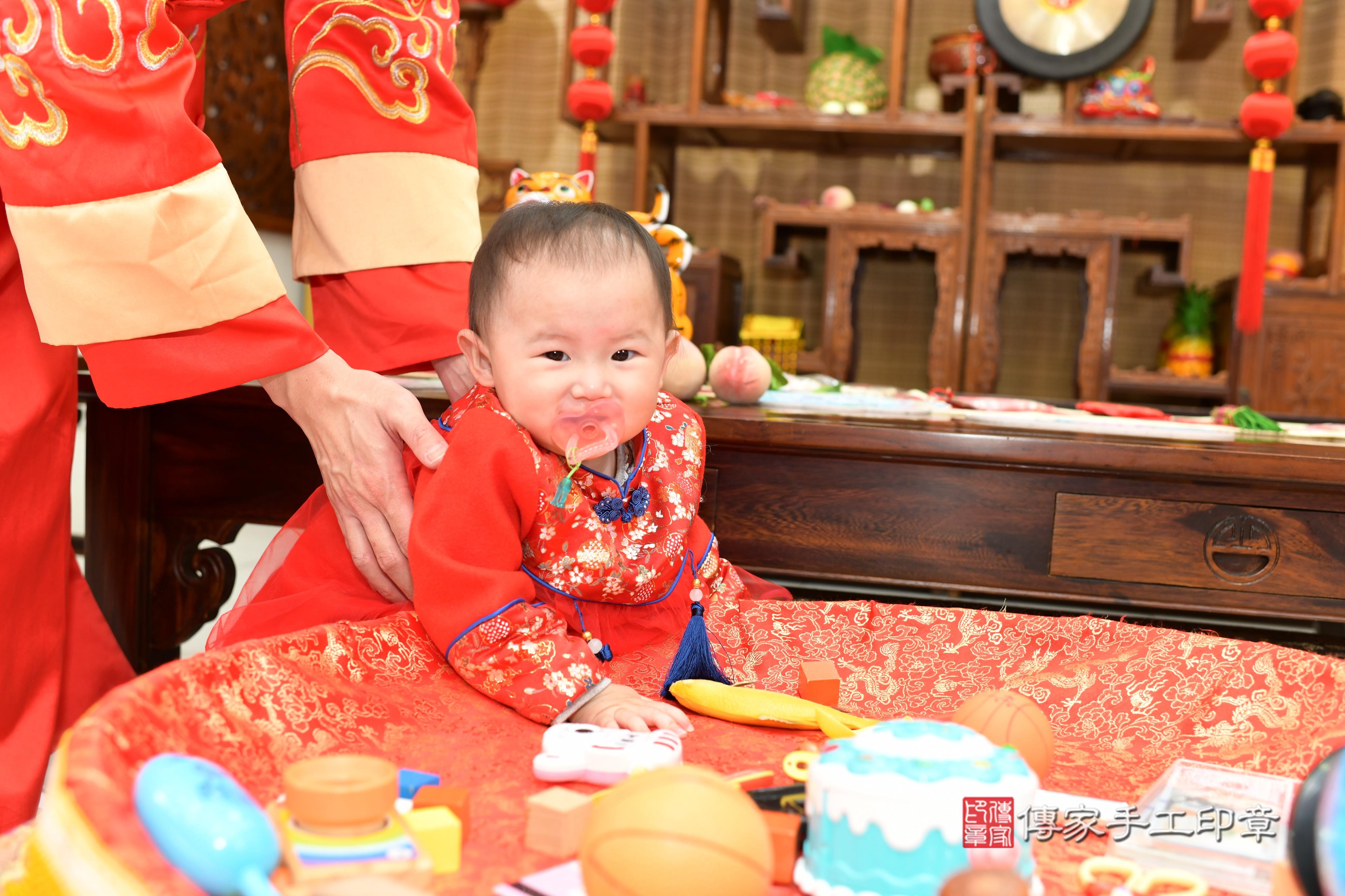 傳家手工印章台南店、抓周、度脺、中國風會場、傳家嬰兒古禮、吉祥話、抓周道具物品24種、拍照。抓周證書。寶寶抓周、滿周歲、生日快樂、祝福