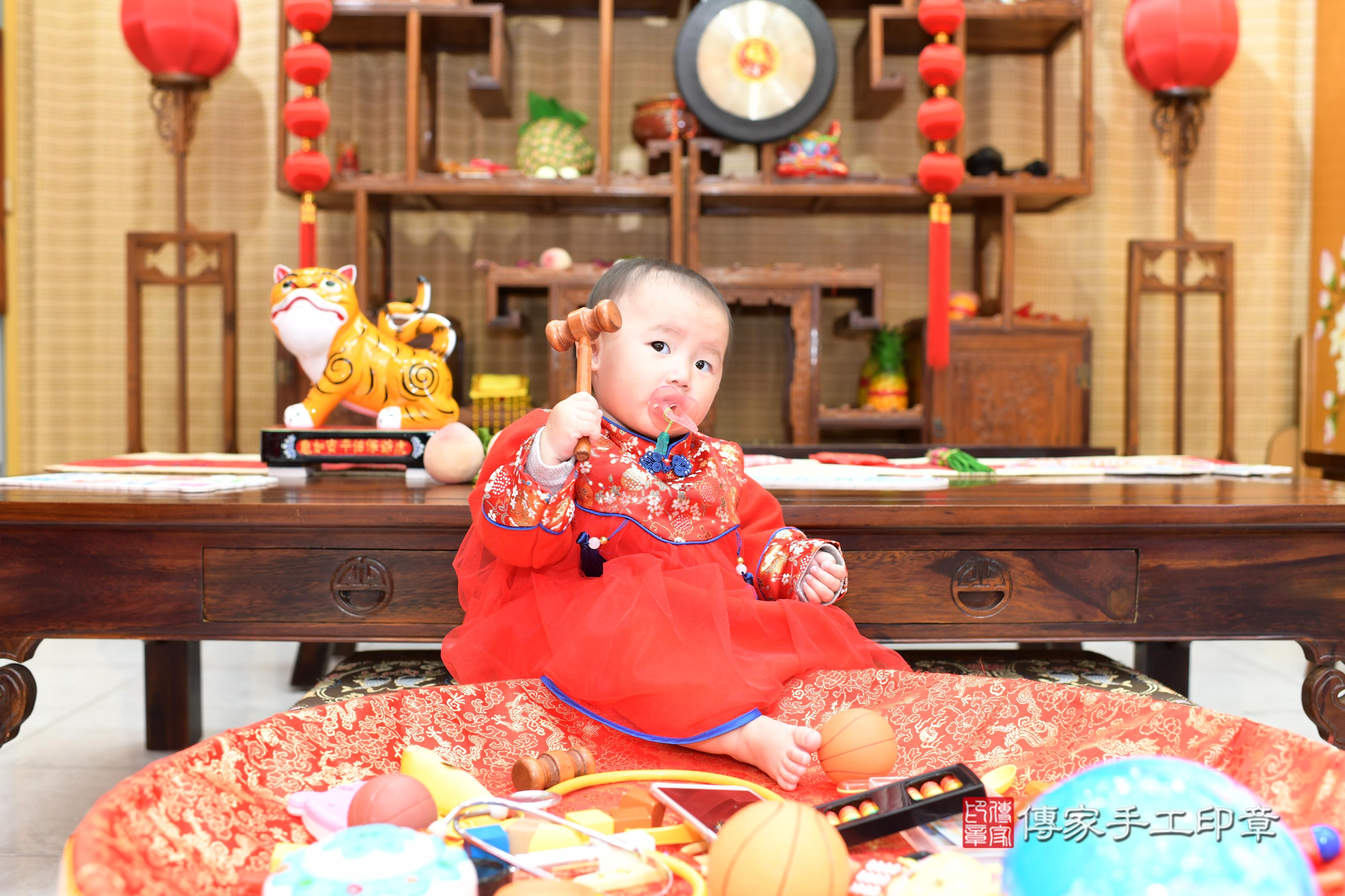 傳家手工印章台南店、抓周、度脺、中國風會場、傳家嬰兒古禮、吉祥話、抓周道具物品24種、拍照。抓周證書。寶寶抓周、滿周歲、生日快樂、祝福