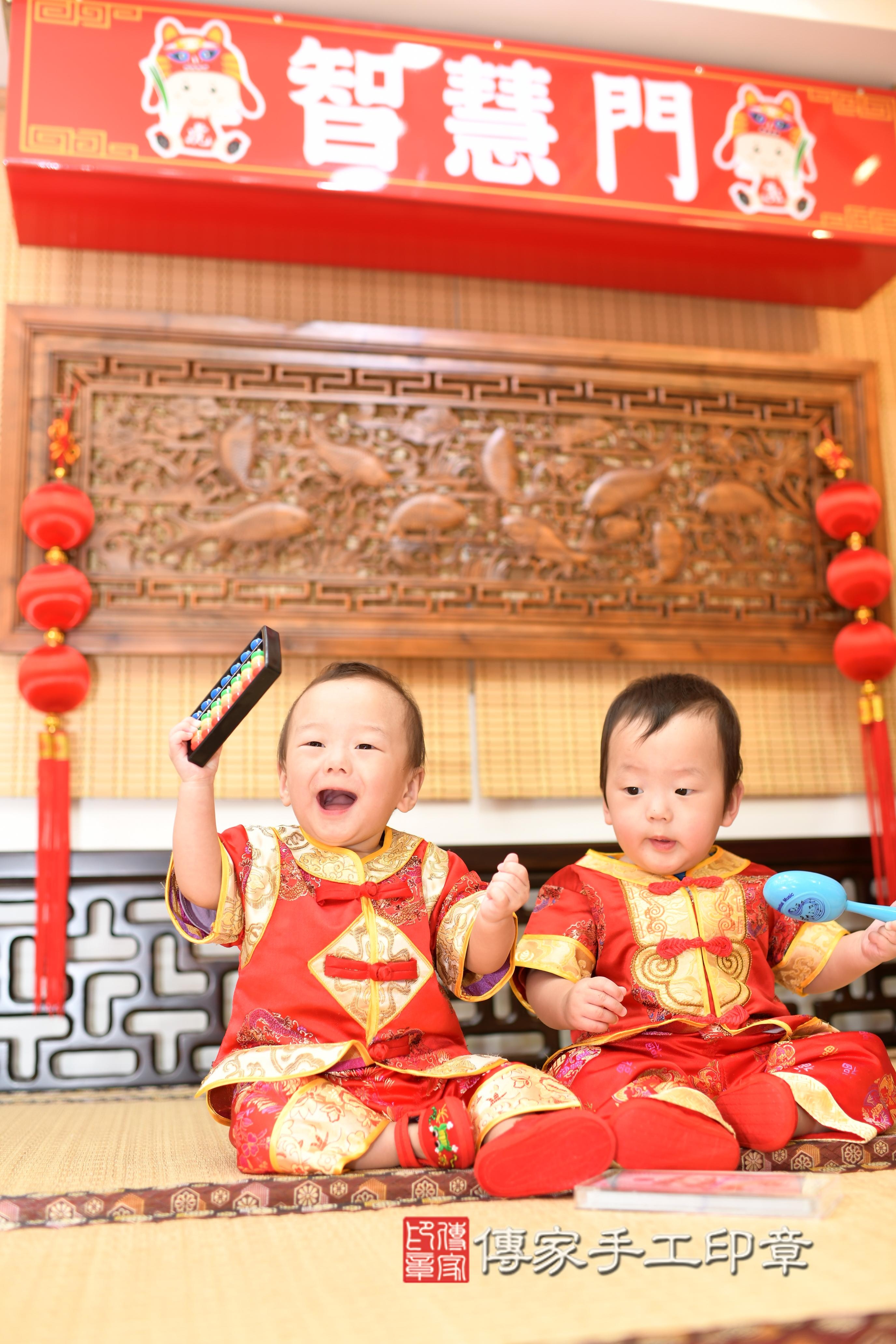 傳家手工印章台南店、抓周、度脺、中國風會場、傳家嬰兒古禮、吉祥話、抓周道具物品24種、拍照。抓周證書。寶寶抓周、滿周歲、生日快樂、祝福