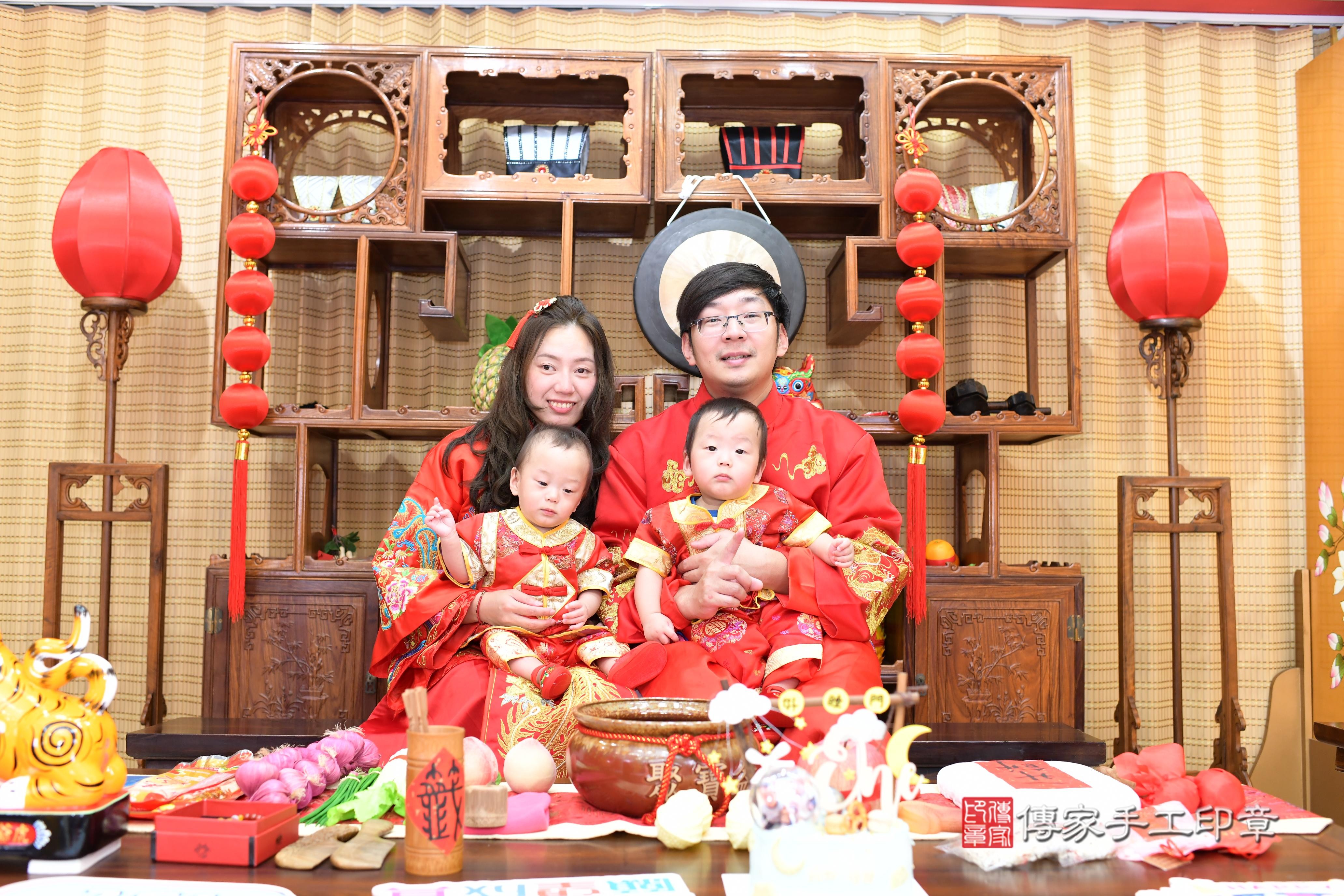 傳家手工印章台南店、抓周、度脺、中國風會場、傳家嬰兒古禮、吉祥話、抓周道具物品24種、拍照。抓周證書。寶寶抓周、滿周歲、生日快樂、祝福