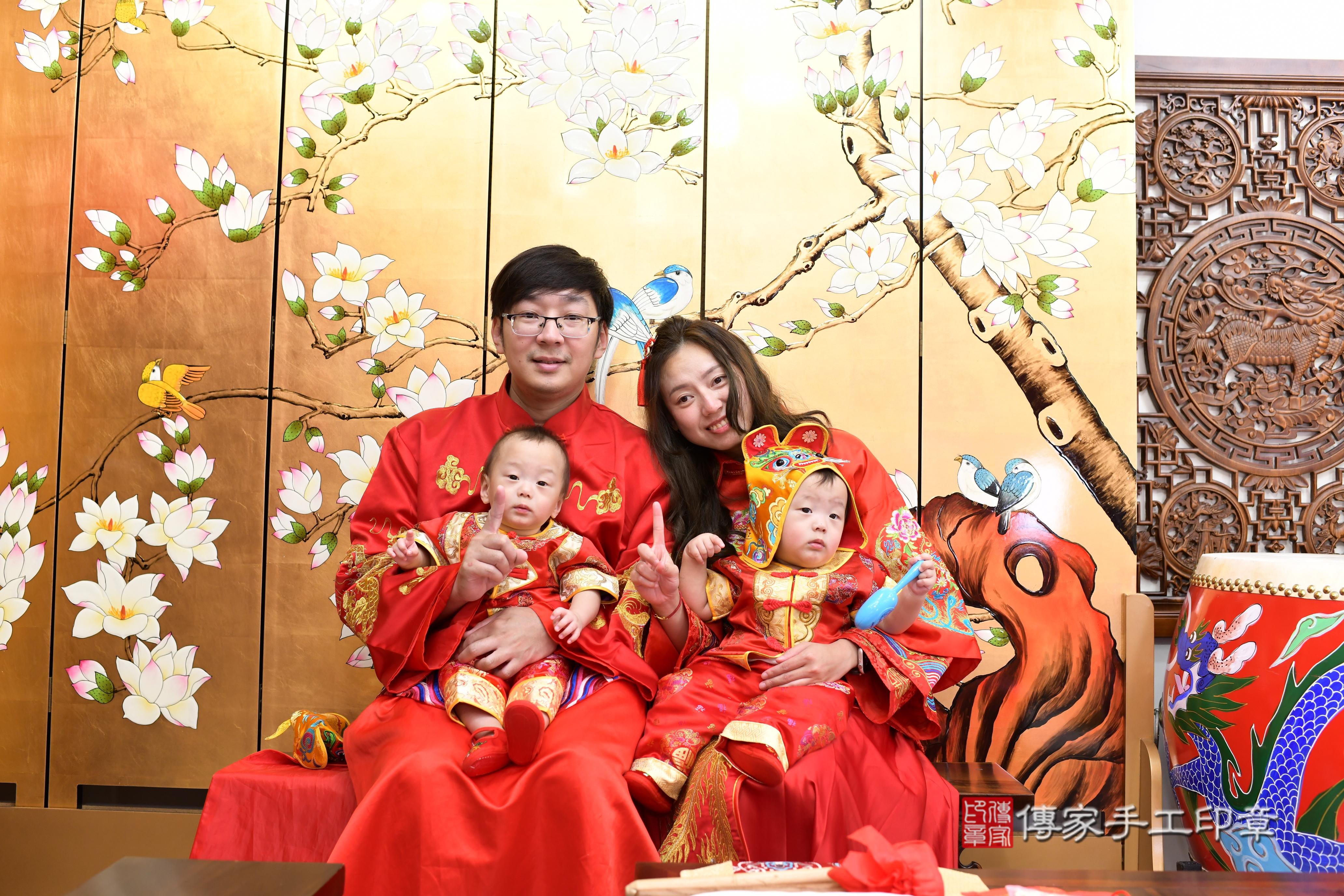 傳家手工印章台南店、抓周、度脺、中國風會場、傳家嬰兒古禮、吉祥話、抓周道具物品24種、拍照。抓周證書。寶寶抓周、滿周歲、生日快樂、祝福