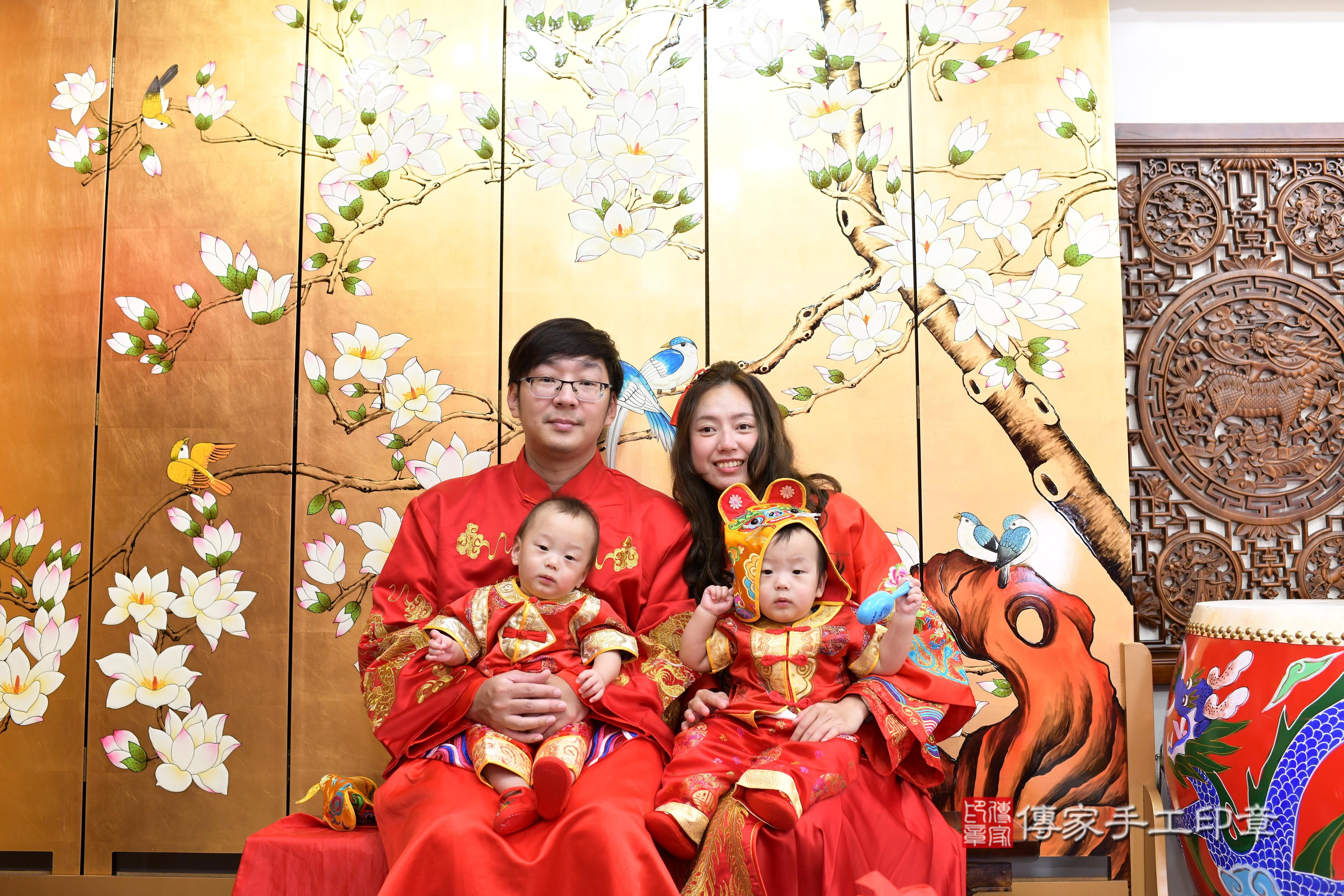 傳家手工印章台南店、抓周、度脺、中國風會場、傳家嬰兒古禮、吉祥話、抓周道具物品24種、拍照。抓周證書。寶寶抓周、滿周歲、生日快樂、祝福