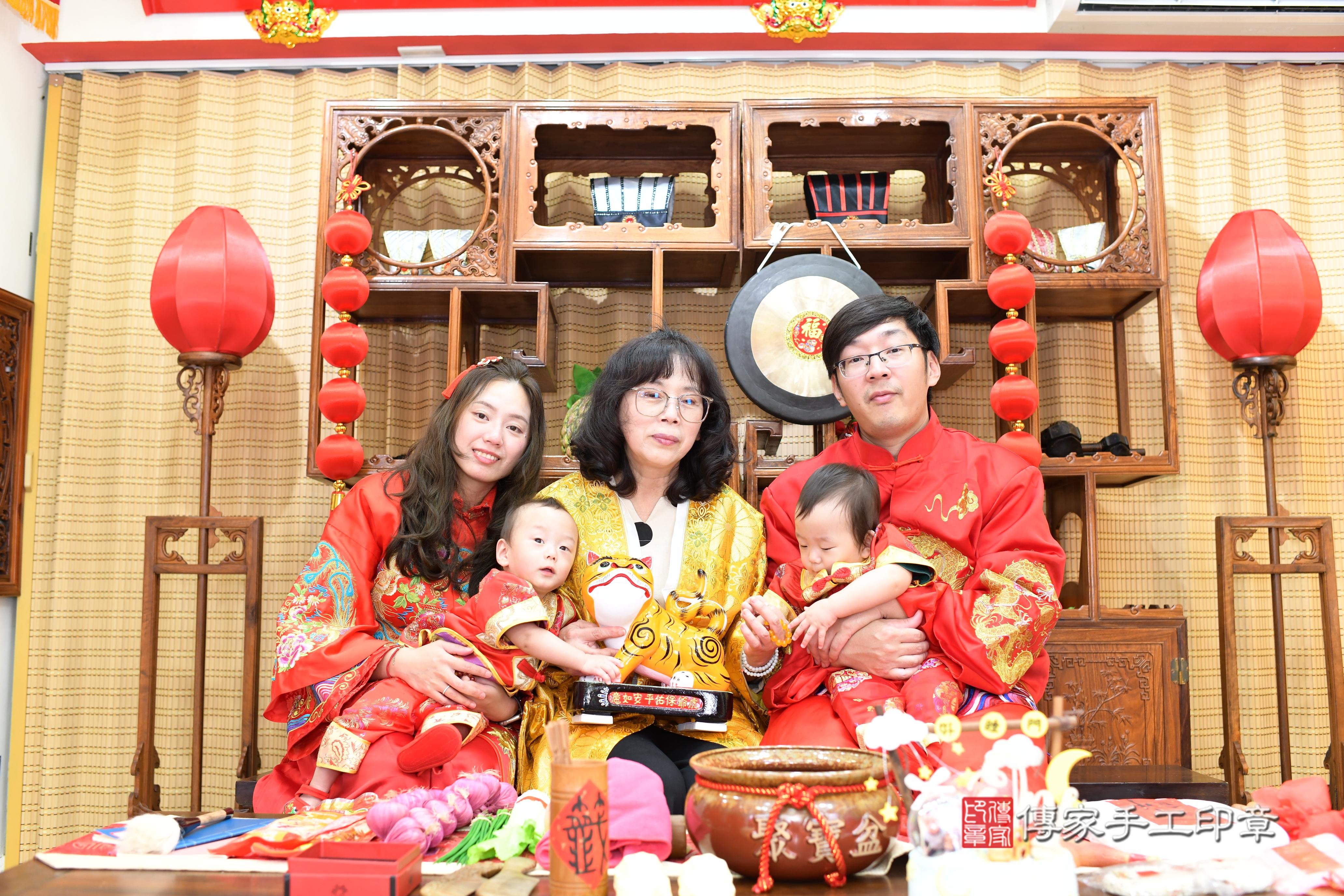 傳家手工印章台南店、抓周、度脺、中國風會場、傳家嬰兒古禮、吉祥話、抓周道具物品24種、拍照。抓周證書。寶寶抓周、滿周歲、生日快樂、祝福