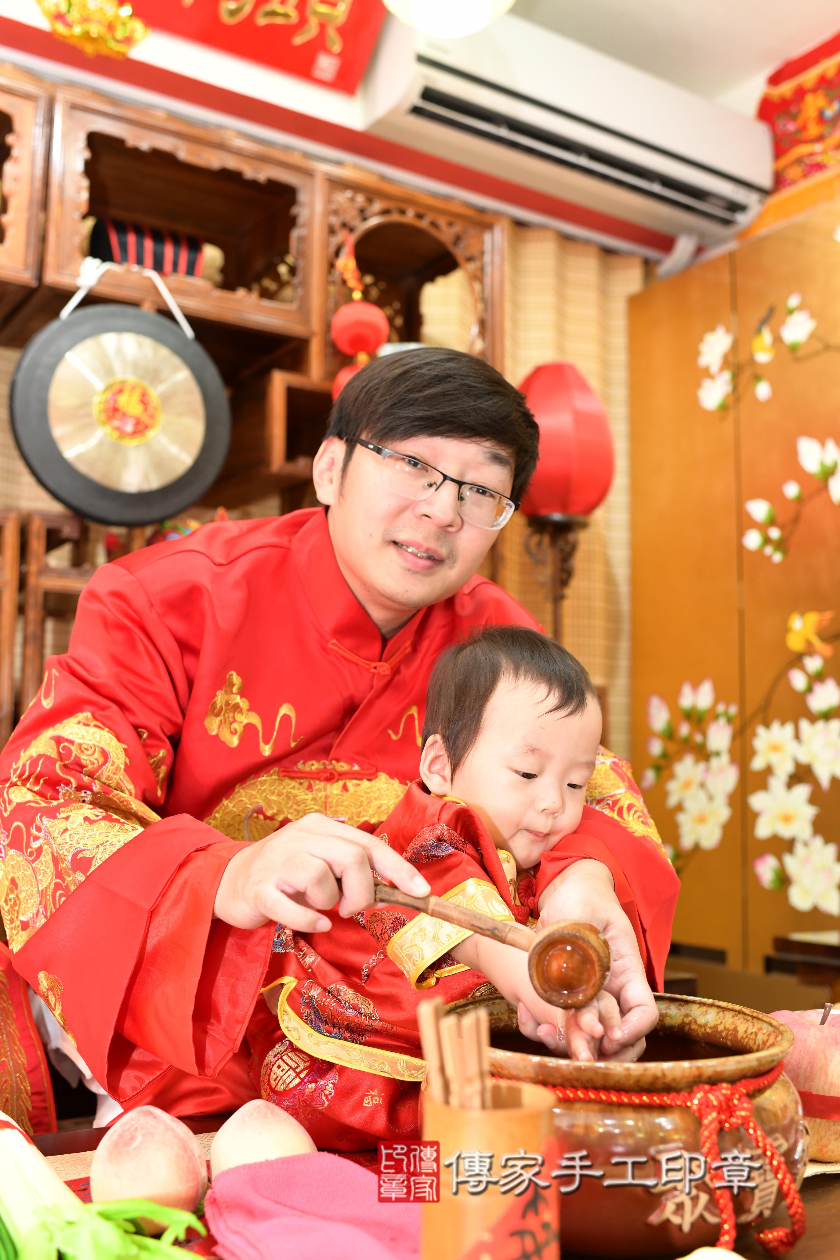 傳家手工印章台南店、抓周、度脺、中國風會場、傳家嬰兒古禮、吉祥話、抓周道具物品24種、拍照。抓周證書。寶寶抓周、滿周歲、生日快樂、祝福