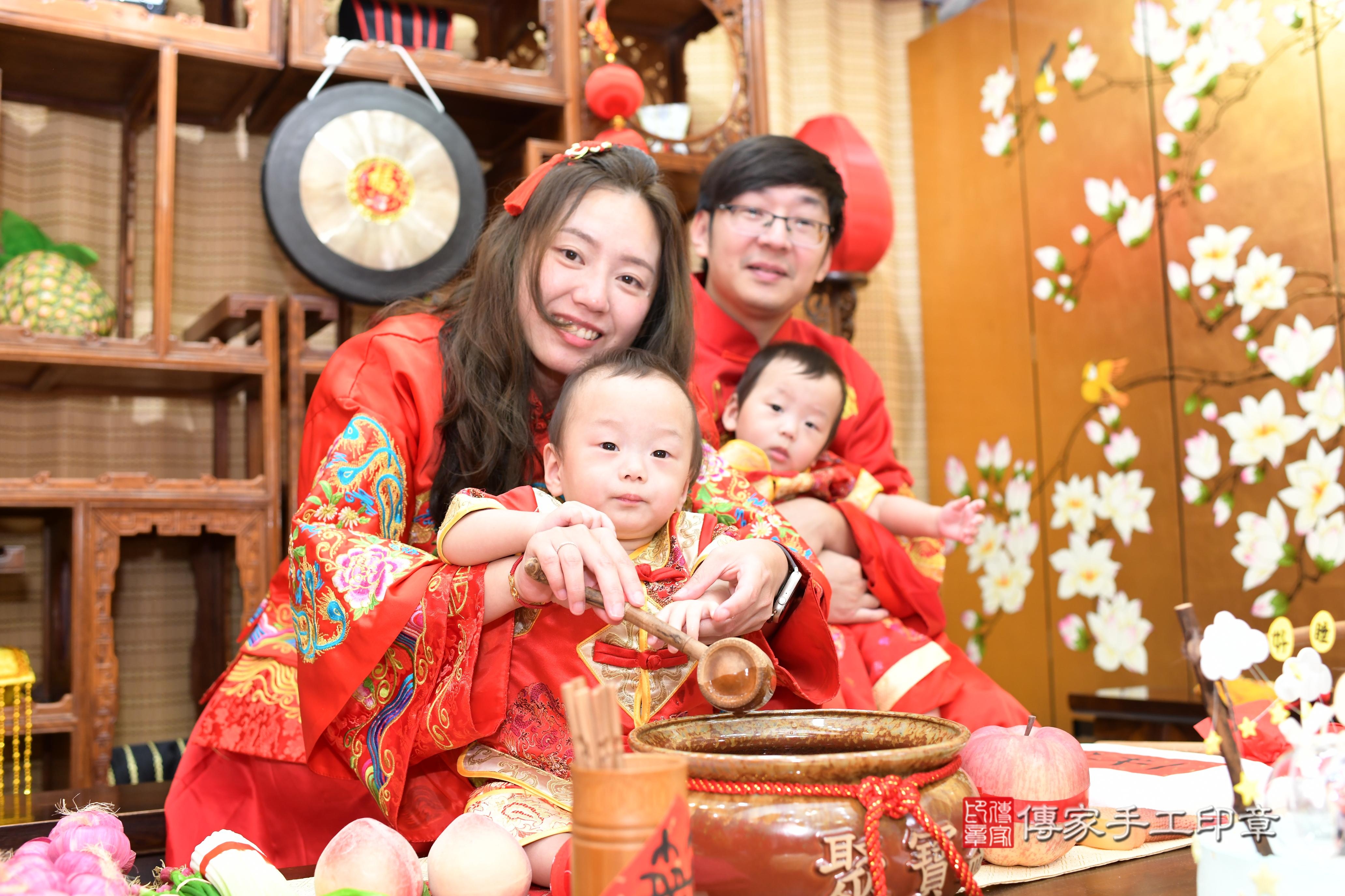 傳家手工印章台南店、抓周、度脺、中國風會場、傳家嬰兒古禮、吉祥話、抓周道具物品24種、拍照。抓周證書。寶寶抓周、滿周歲、生日快樂、祝福