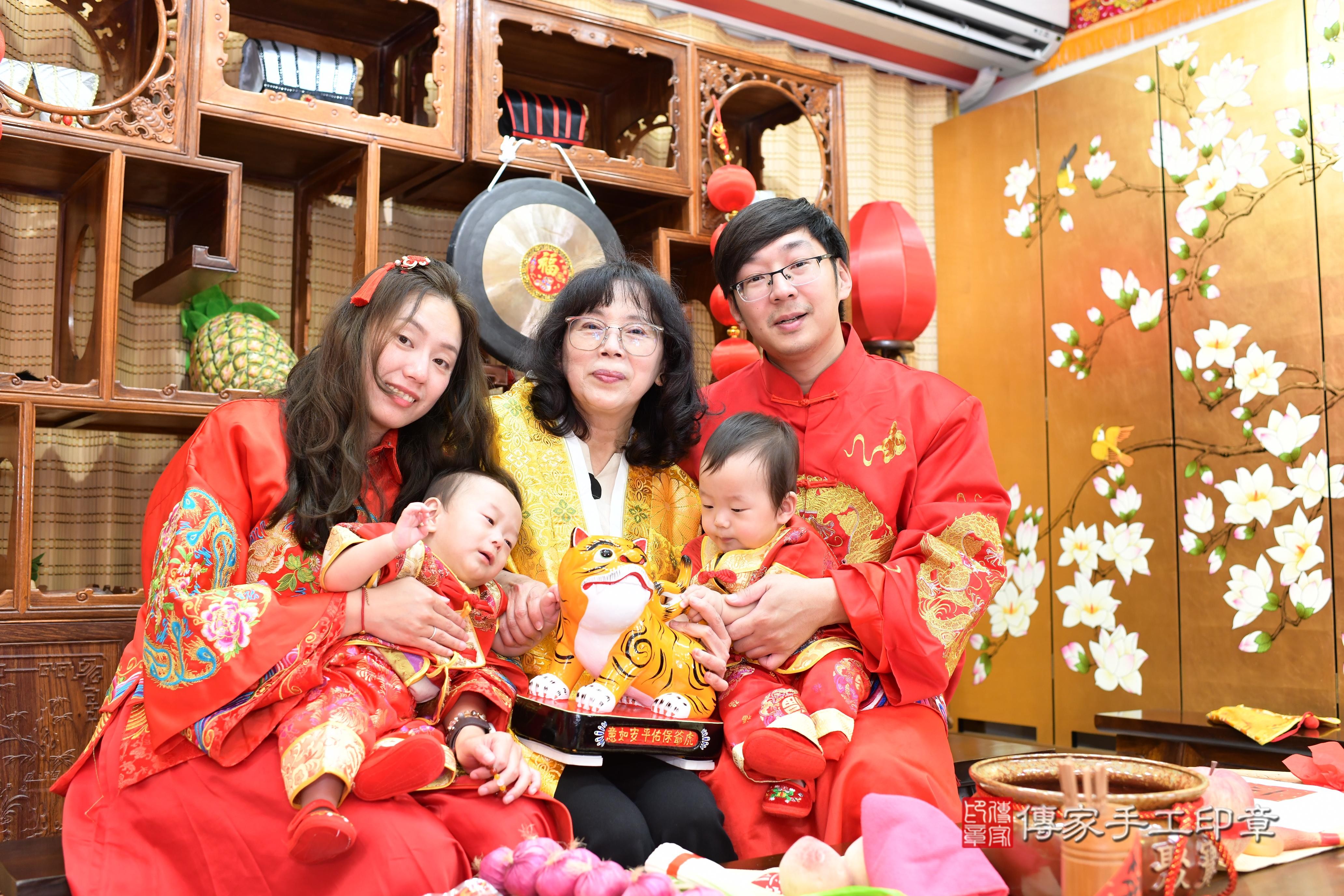 傳家手工印章台南店、抓周、度脺、中國風會場、傳家嬰兒古禮、吉祥話、抓周道具物品24種、拍照。抓周證書。寶寶抓周、滿周歲、生日快樂、祝福