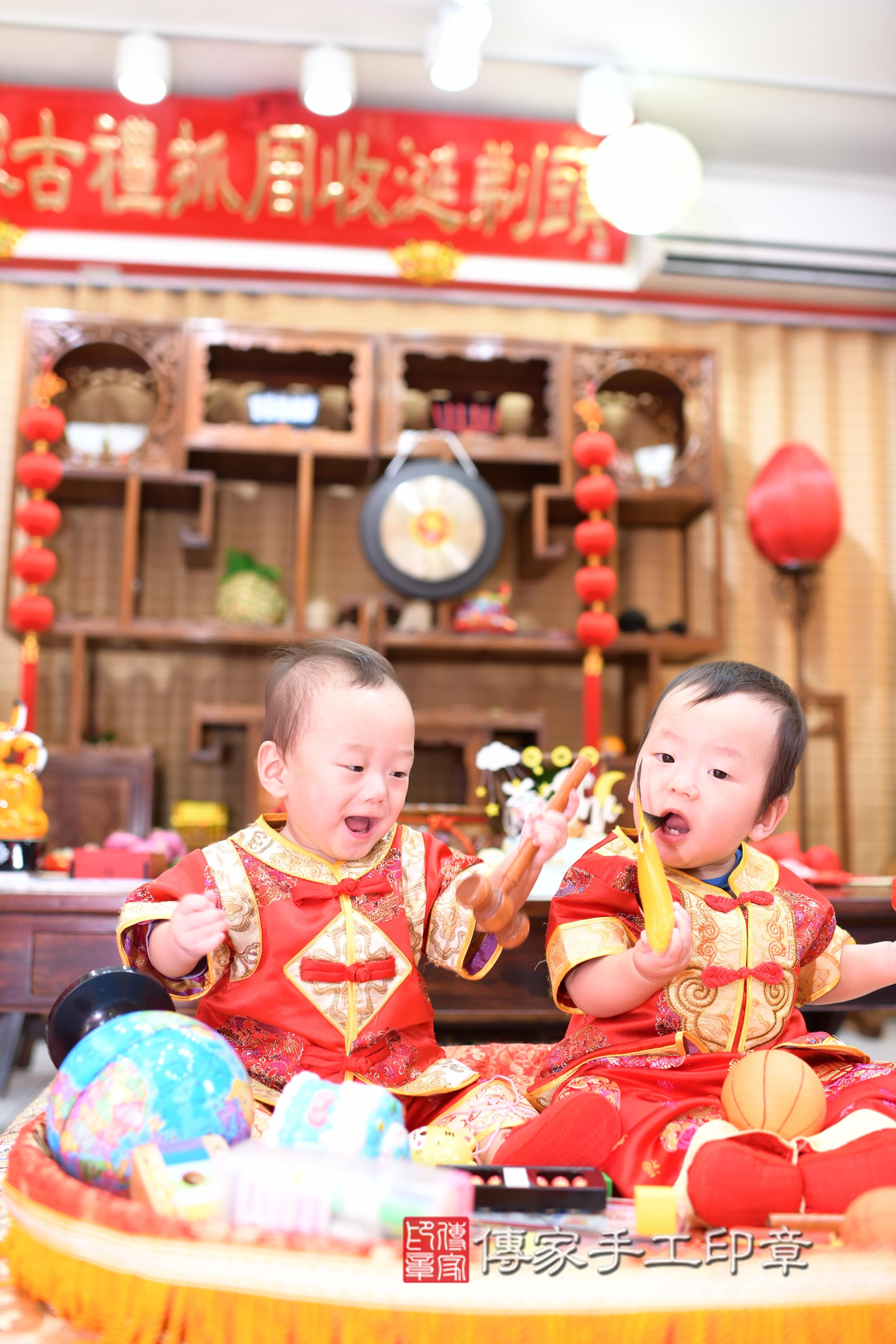 傳家手工印章台南店、抓周、度脺、中國風會場、傳家嬰兒古禮、吉祥話、抓周道具物品24種、拍照。抓周證書。寶寶抓周、滿周歲、生日快樂、祝福