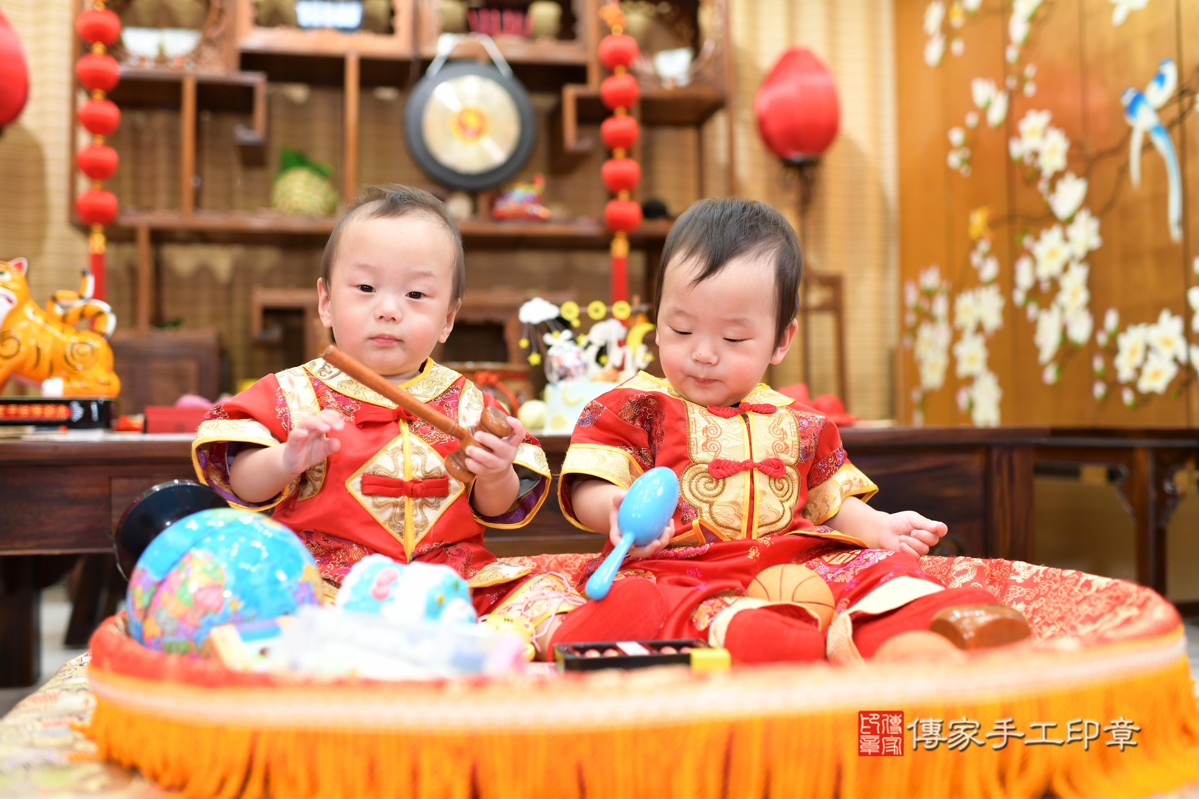 傳家手工印章台南店、抓周、度脺、中國風會場、傳家嬰兒古禮、吉祥話、抓周道具物品24種、拍照。抓周證書。寶寶抓周、滿周歲、生日快樂、祝福.jpg