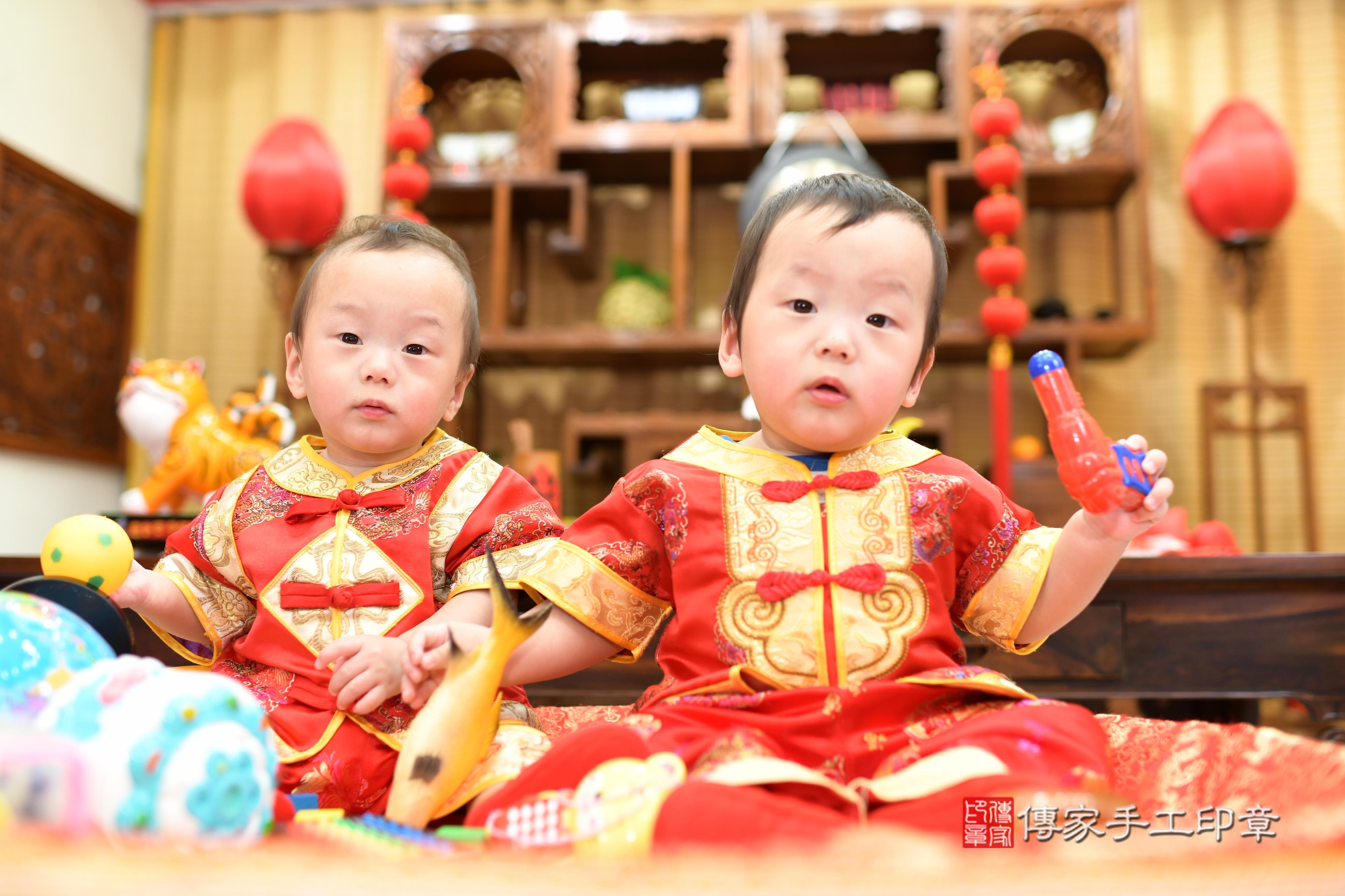 傳家手工印章台南店、抓周、度脺、中國風會場、傳家嬰兒古禮、吉祥話、抓周道具物品24種、拍照。抓周證書。寶寶抓周、滿周歲、生日快樂、祝福