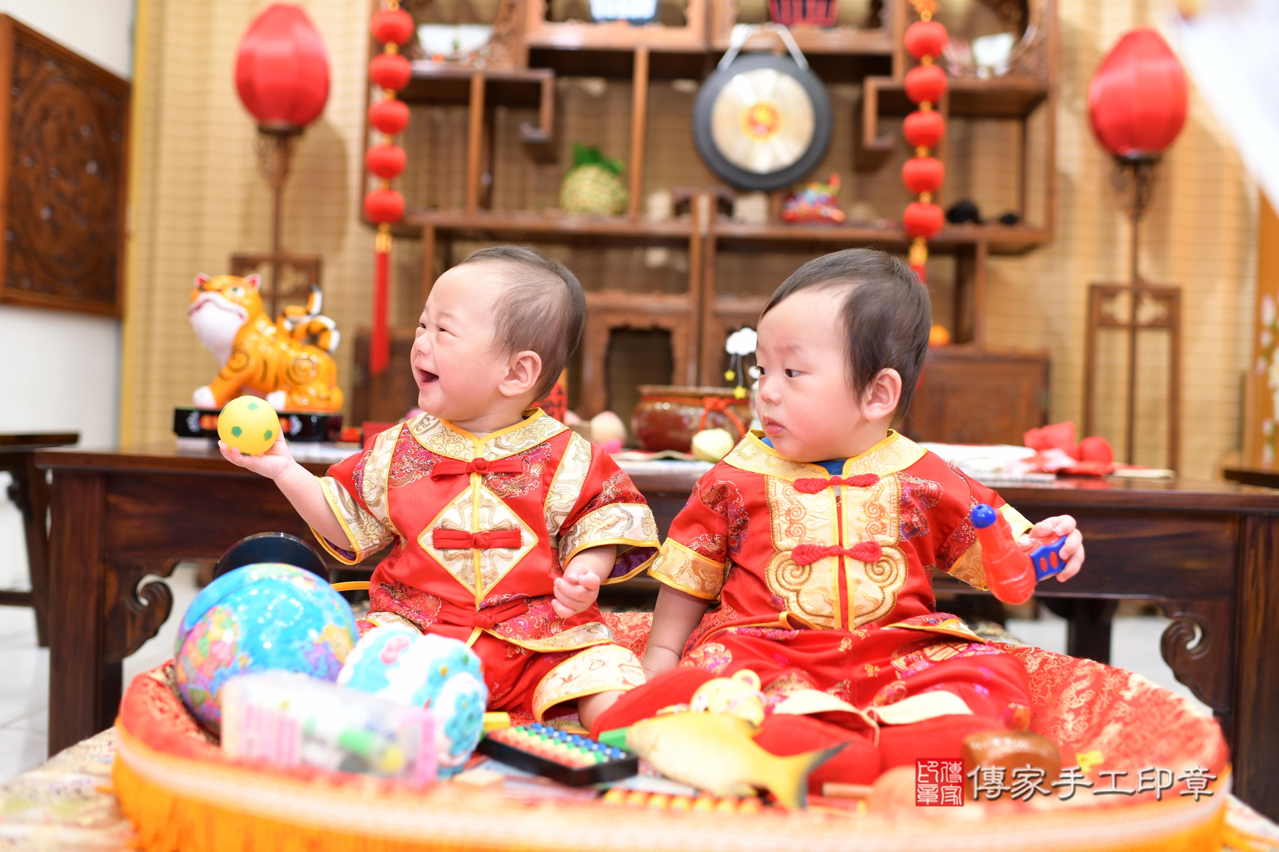 傳家手工印章台南店、抓周、度脺、中國風會場、傳家嬰兒古禮、吉祥話、抓周道具物品24種、拍照。抓周證書。寶寶抓周、滿周歲、生日快樂、祝福