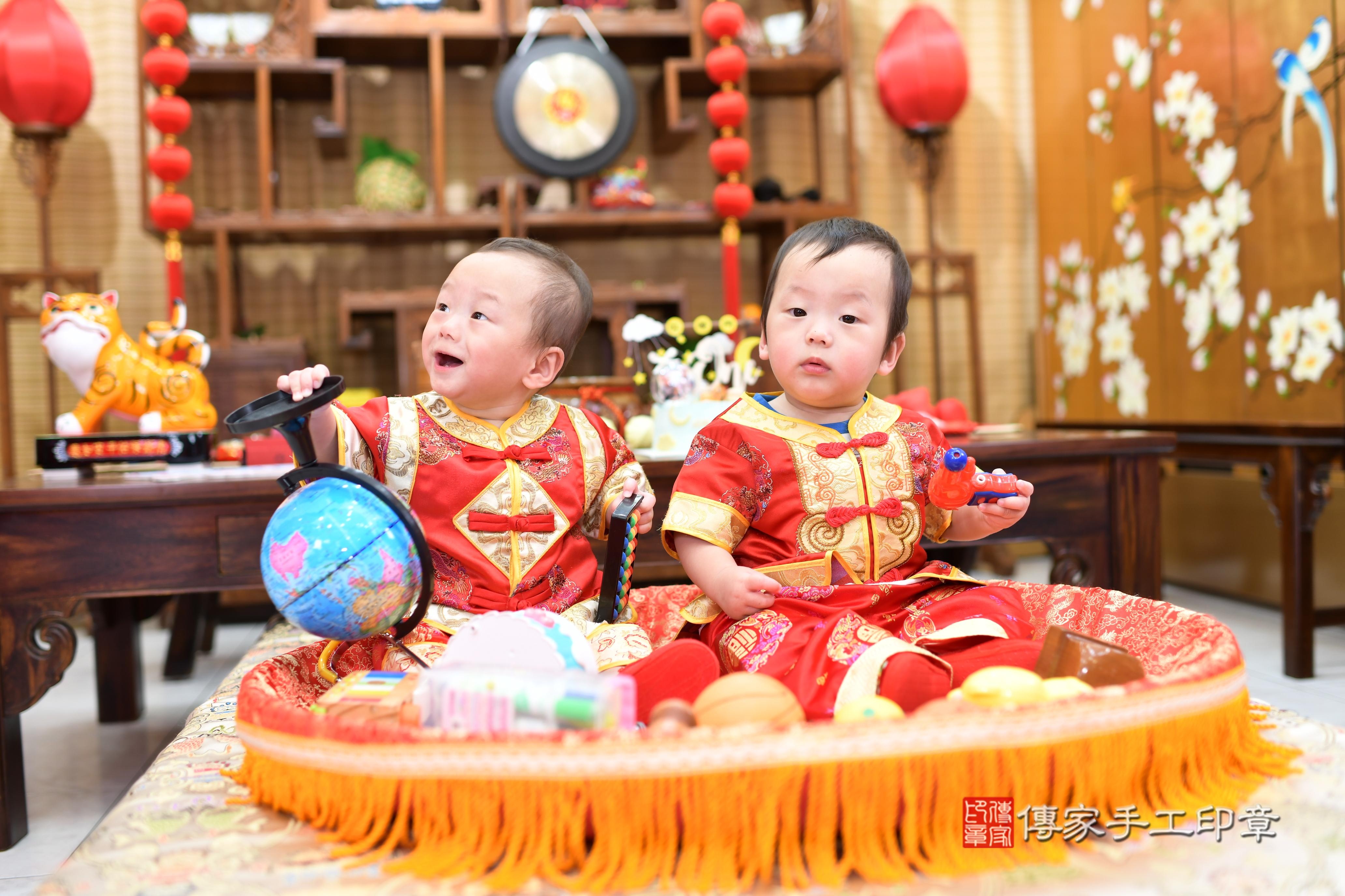 傳家手工印章台南店、抓周、度脺、中國風會場、傳家嬰兒古禮、吉祥話、抓周道具物品24種、拍照。抓周證書。寶寶抓周、滿周歲、生日快樂、祝福