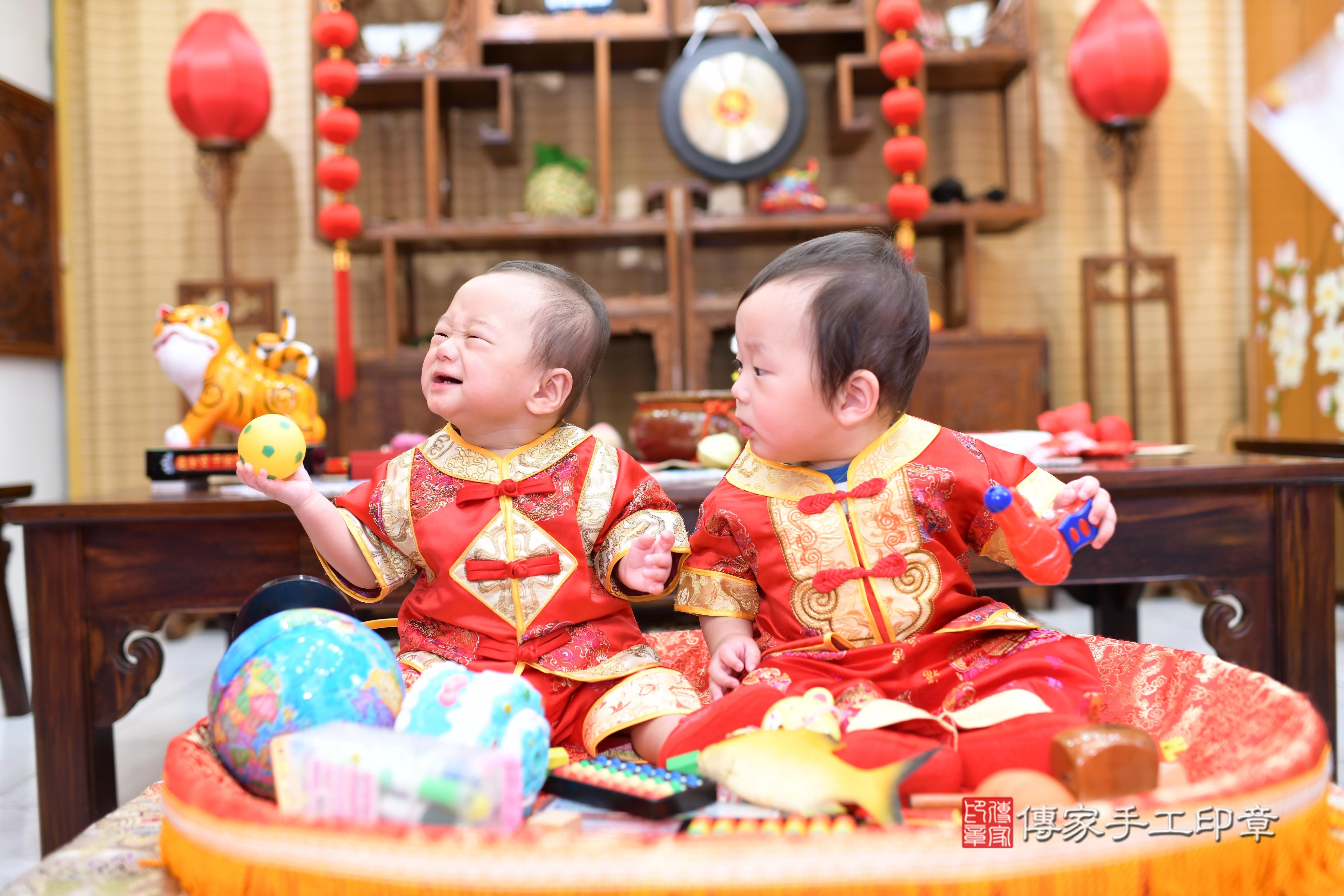 傳家手工印章台南店、抓周、度脺、中國風會場、傳家嬰兒古禮、吉祥話、抓周道具物品24種、拍照。抓周證書。寶寶抓周、滿周歲、生日快樂、祝福