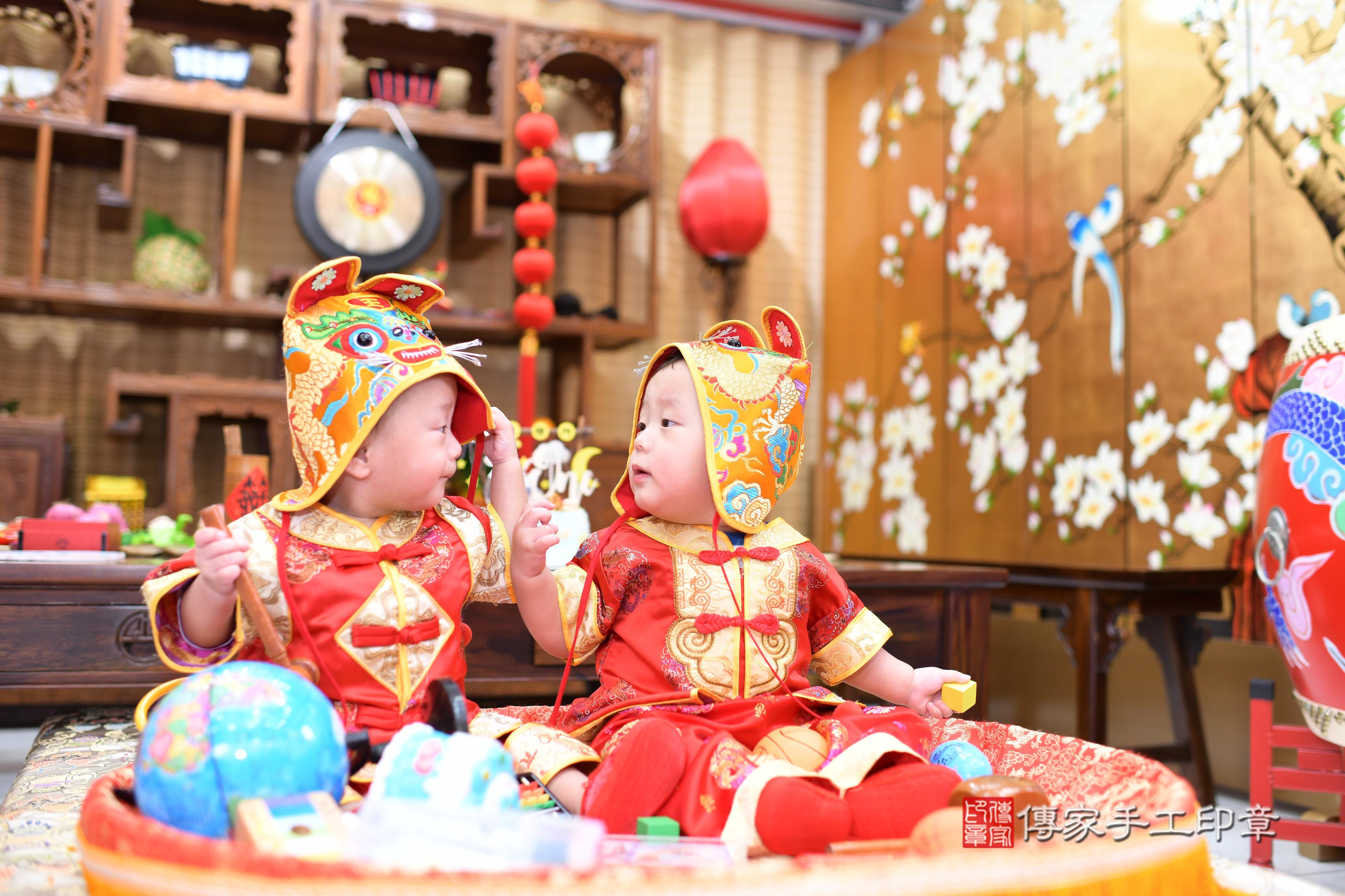 傳家手工印章台南店、抓周、度脺、中國風會場、傳家嬰兒古禮、吉祥話、抓周道具物品24種、拍照。抓周證書。寶寶抓周、滿周歲、生日快樂、祝福
