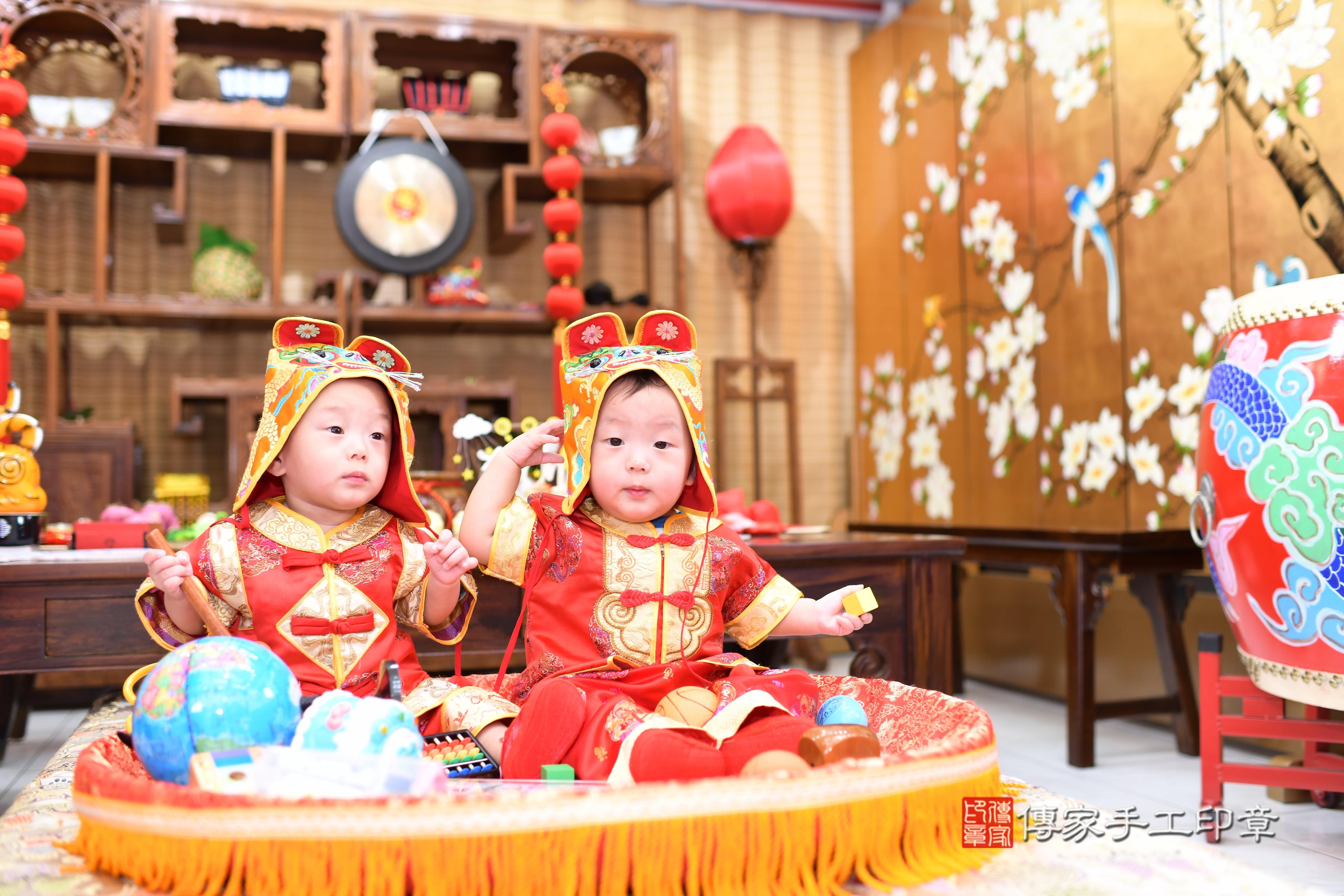 傳家手工印章台南店、抓周、度脺、中國風會場、傳家嬰兒古禮、吉祥話、抓周道具物品24種、拍照。抓周證書。寶寶抓周、滿周歲、生日快樂、祝福.jpg