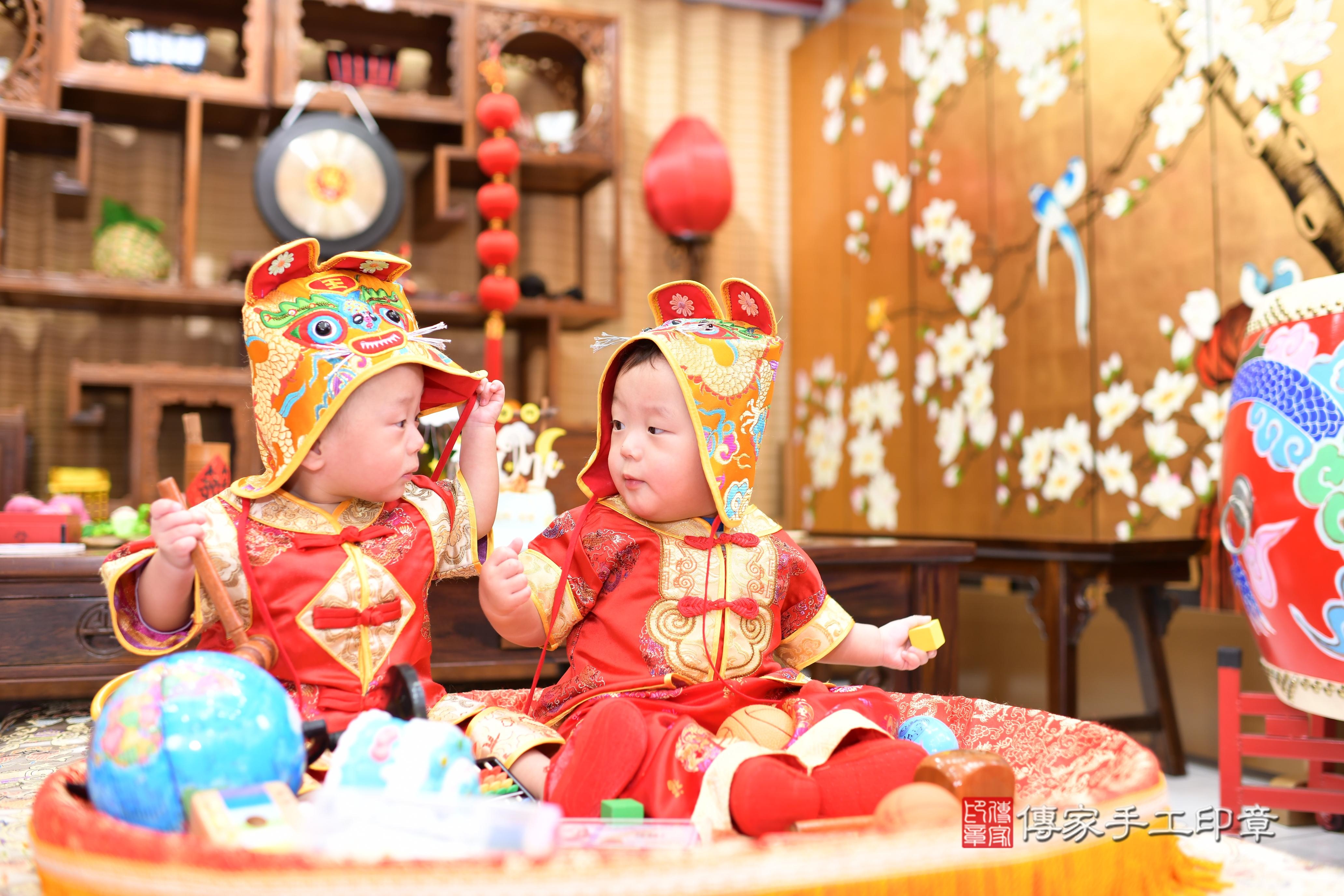 傳家手工印章台南店、抓周、度脺、中國風會場、傳家嬰兒古禮、吉祥話、抓周道具物品24種、拍照。抓周證書。寶寶抓周、滿周歲、生日快樂、祝福