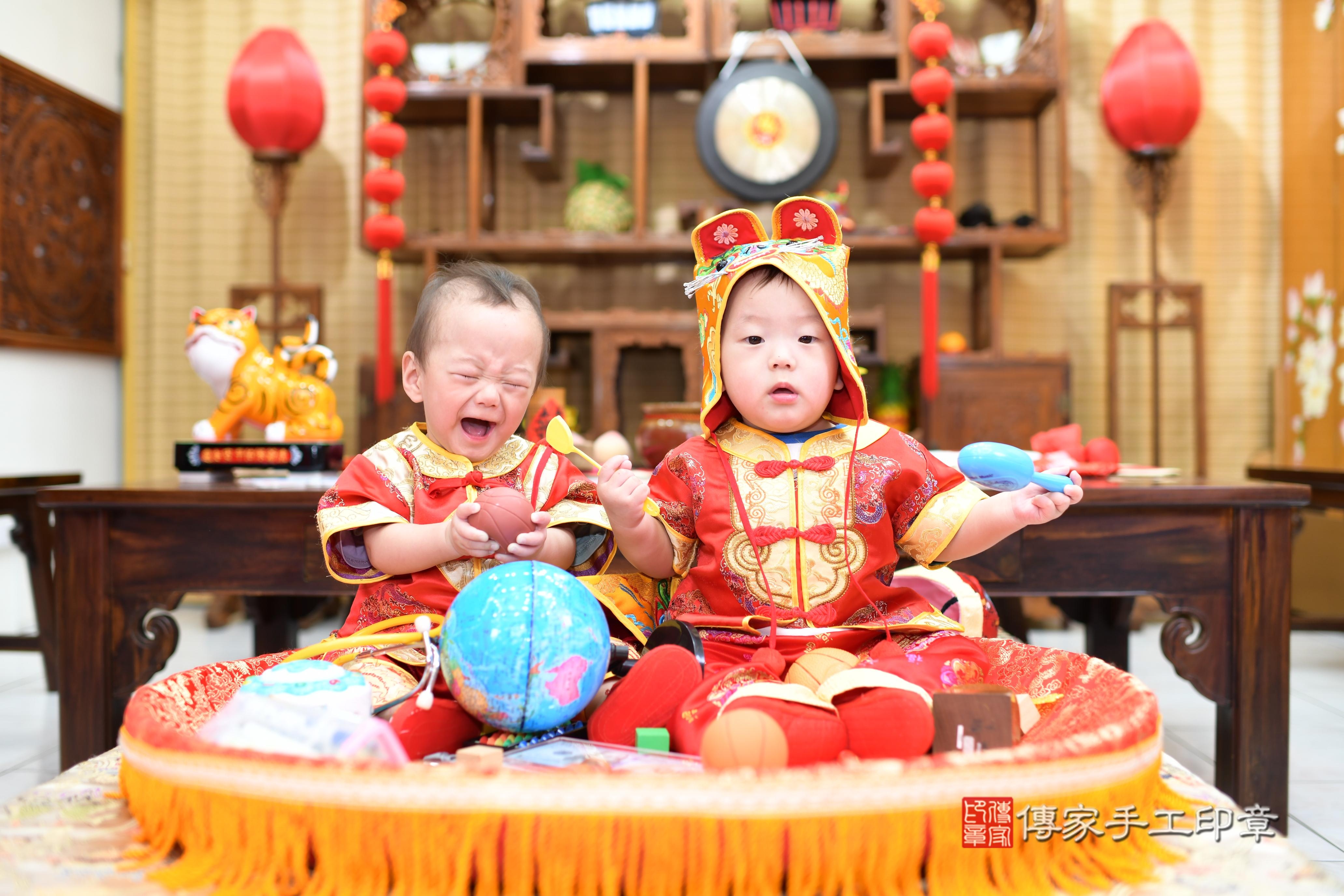 傳家手工印章台南店、抓周、度脺、中國風會場、傳家嬰兒古禮、吉祥話、抓周道具物品24種、拍照。抓周證書。寶寶抓周、滿周歲、生日快樂、祝福