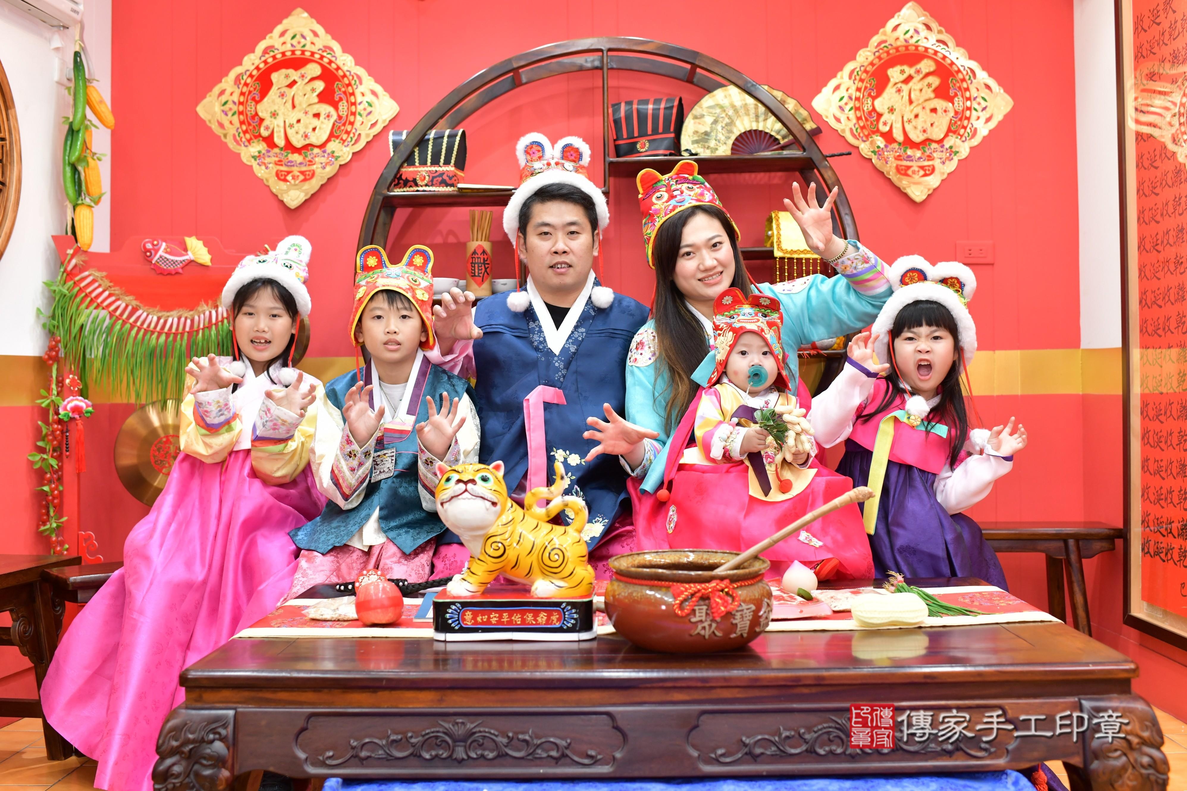 傳家手工印章桃園店、抓周、度脺、中國風會場、傳家嬰兒古禮、吉祥話、抓周道具物品24種、拍照。抓周證書。寶寶抓周、滿周歲、生日快樂、祝福