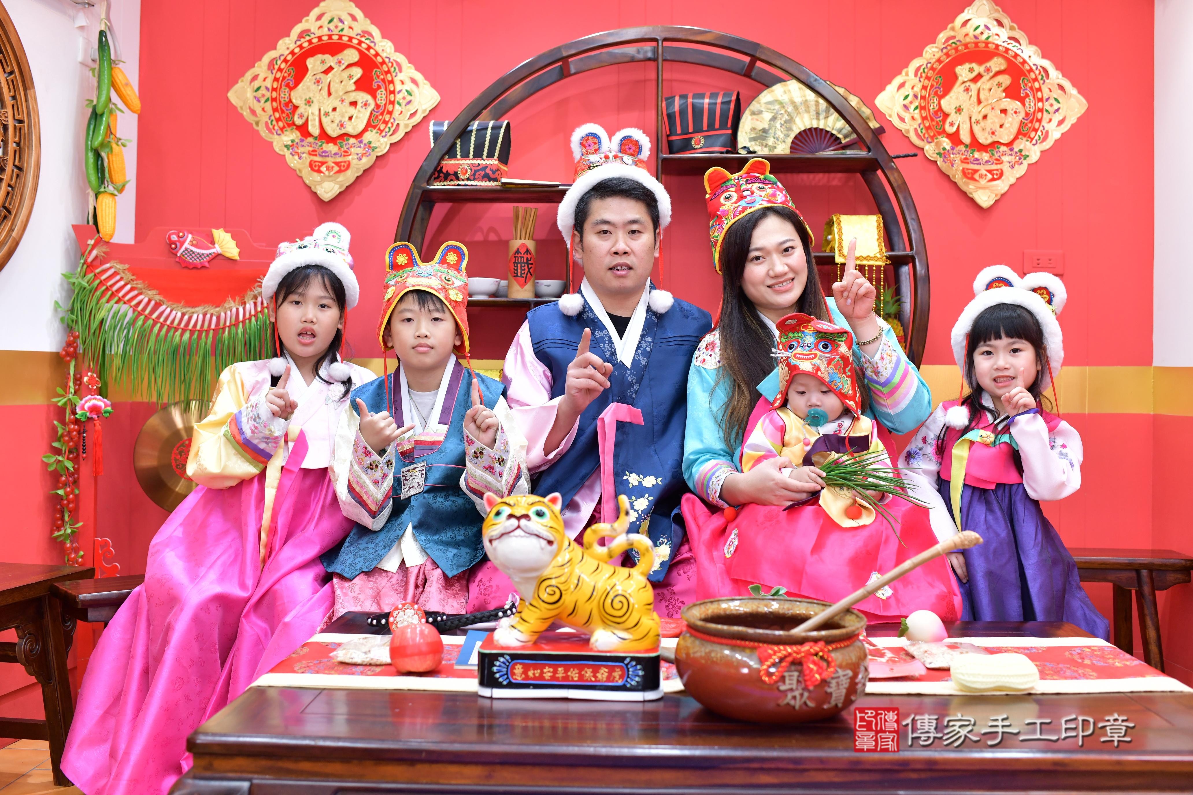 傳家手工印章桃園店、抓周、度脺、中國風會場、傳家嬰兒古禮、吉祥話、抓周道具物品24種、拍照。抓周證書。寶寶抓周、滿周歲、生日快樂、祝福