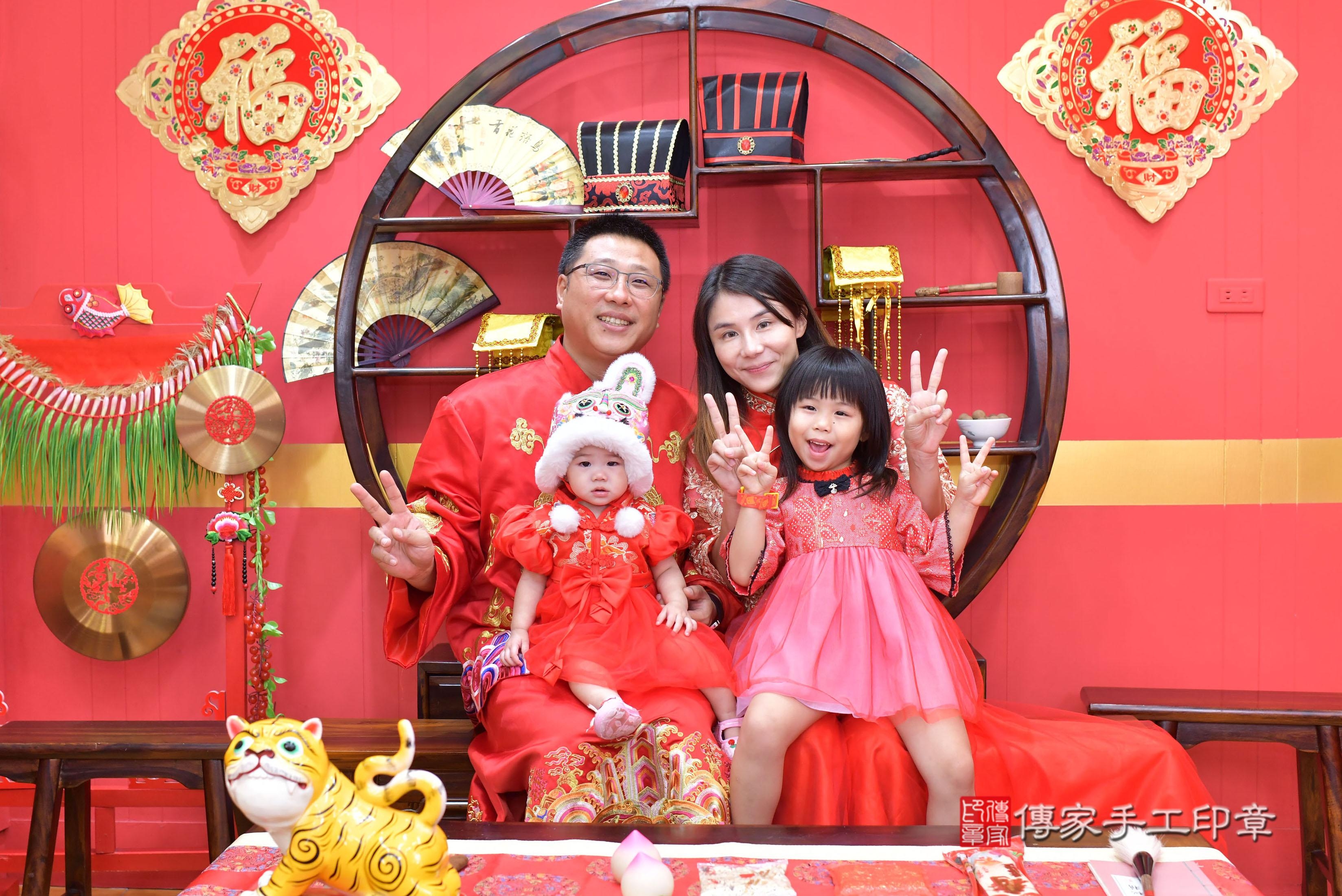 傳家手工印章桃園店、抓周、度脺、中國風會場、傳家嬰兒古禮、吉祥話、抓周道具物品24種、拍照。抓周證書。寶寶抓周、滿周歲、生日快樂、祝福