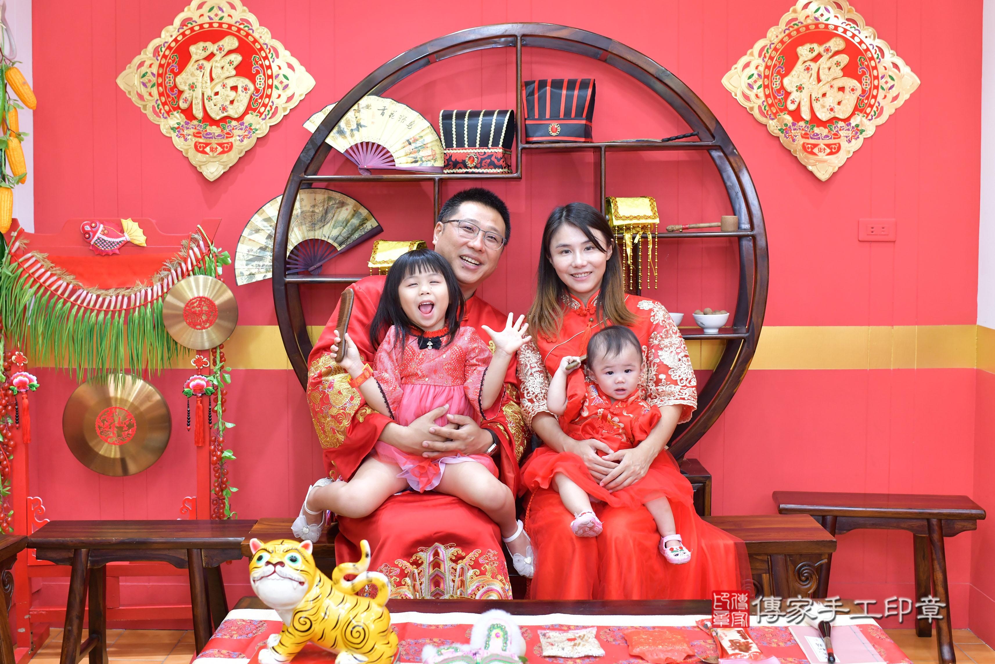 傳家手工印章桃園店、抓周、度脺、中國風會場、傳家嬰兒古禮、吉祥話、抓周道具物品24種、拍照。抓周證書。寶寶抓周、滿周歲、生日快樂、祝福