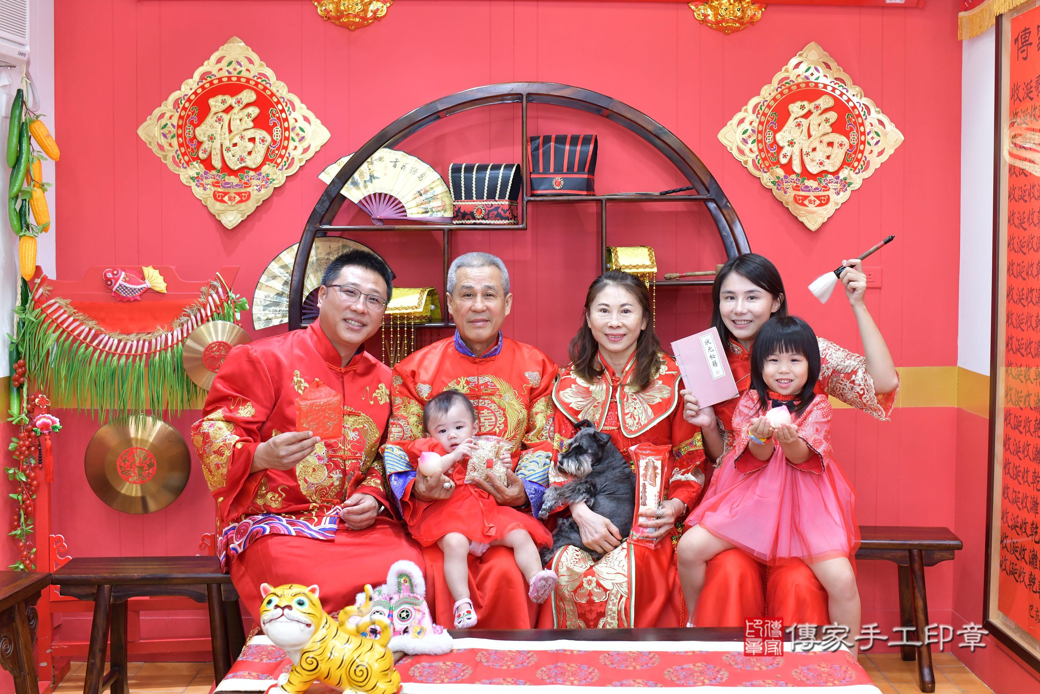傳家手工印章桃園店、抓周、度脺、中國風會場、傳家嬰兒古禮、吉祥話、抓周道具物品24種、拍照。抓周證書。寶寶抓周、滿周歲、生日快樂、祝福