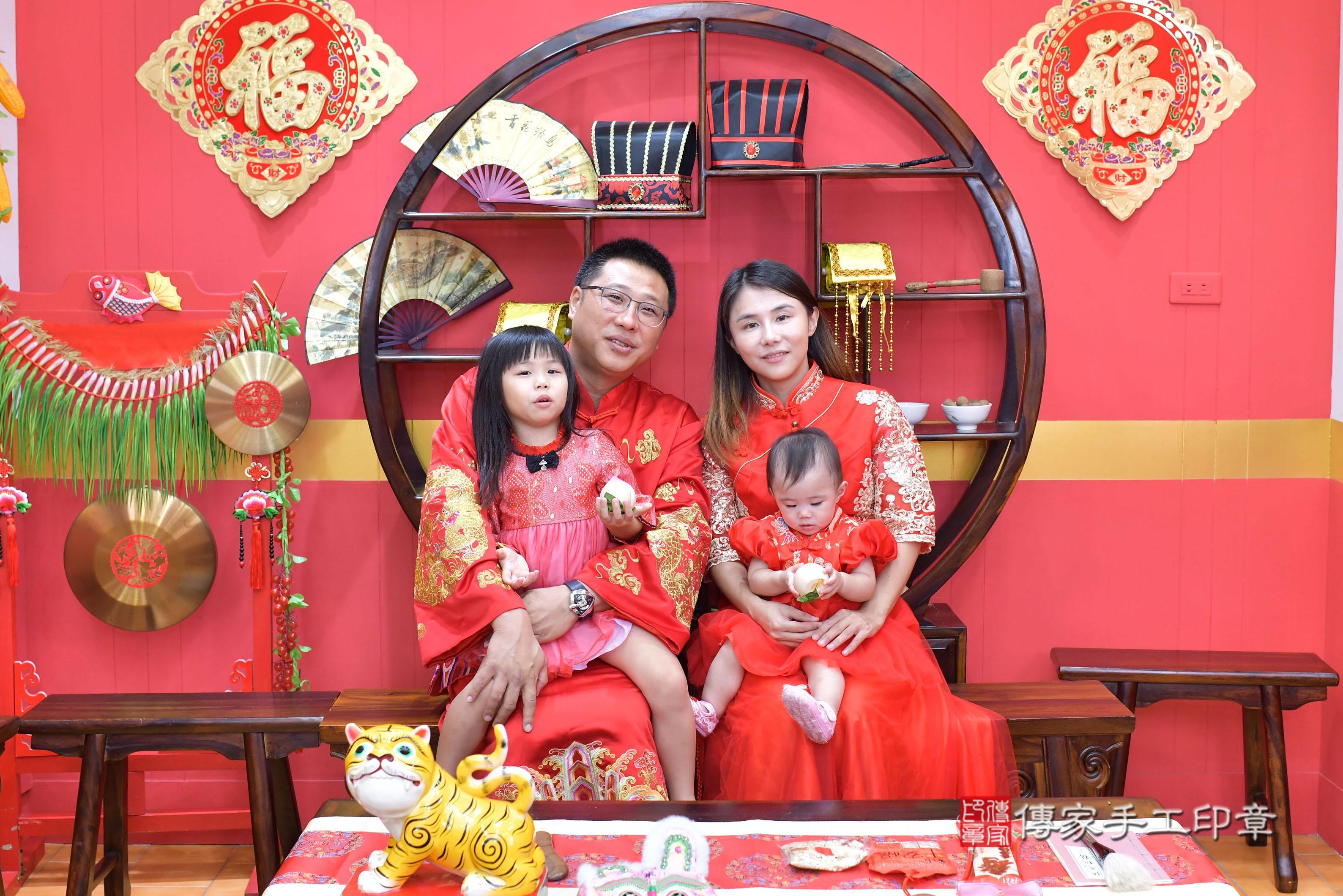 傳家手工印章桃園店、抓周、度脺、中國風會場、傳家嬰兒古禮、吉祥話、抓周道具物品24種、拍照。抓周證書。寶寶抓周、滿周歲、生日快樂、祝福