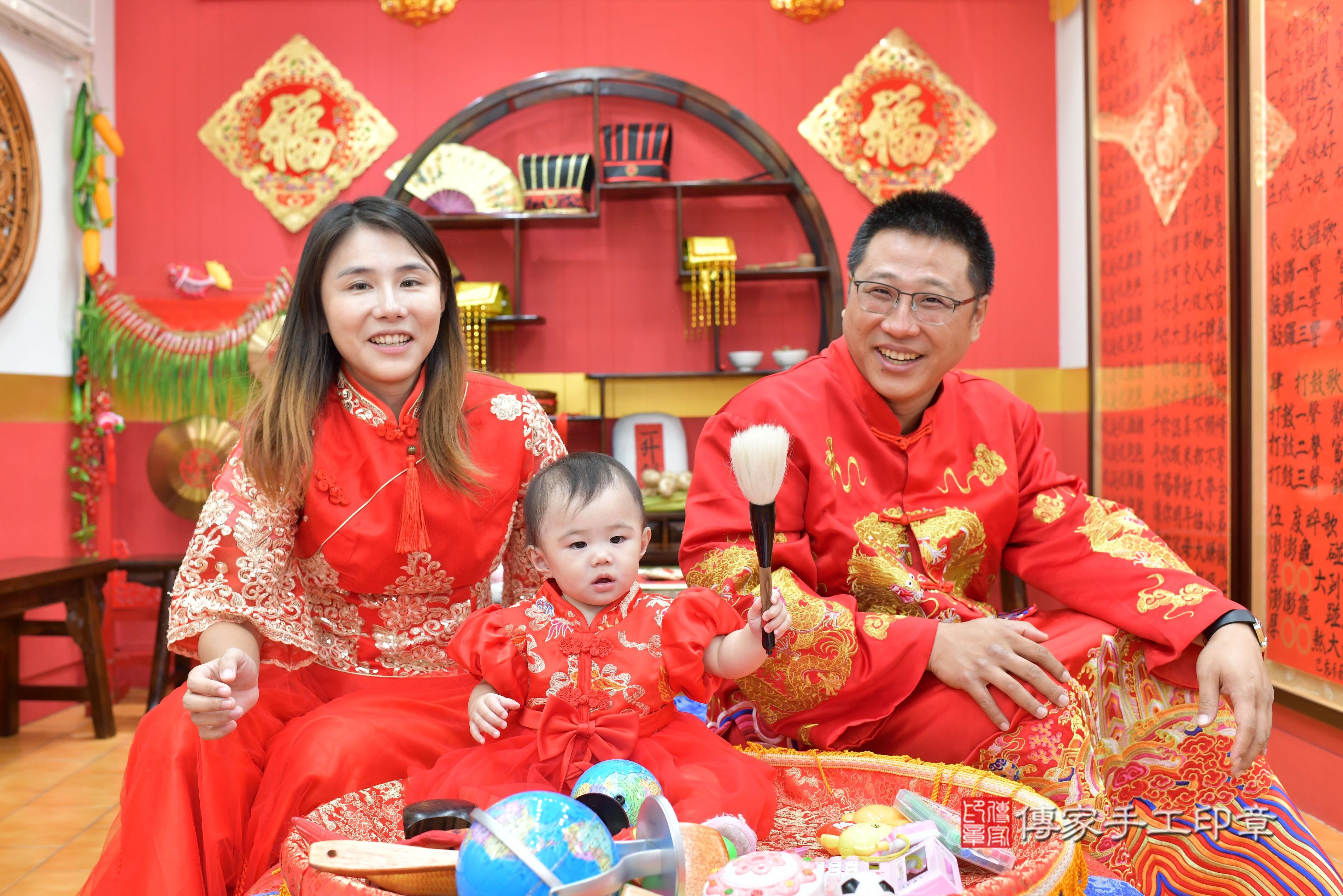 傳家手工印章桃園店、抓周、度脺、中國風會場、傳家嬰兒古禮、吉祥話、抓周道具物品24種、拍照。抓周證書。寶寶抓周、滿周歲、生日快樂、祝福