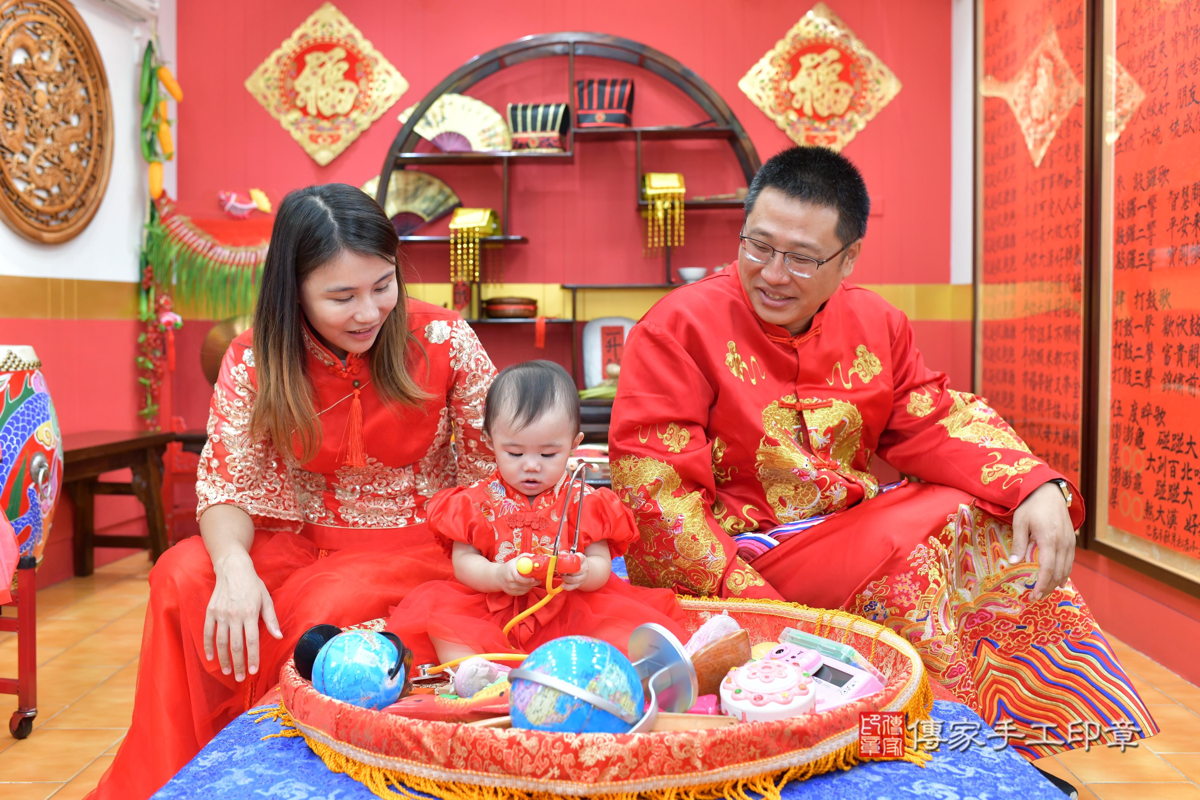 傳家手工印章桃園店、抓周、度脺、中國風會場、傳家嬰兒古禮、吉祥話、抓周道具物品24種、拍照。抓周證書。寶寶抓周、滿周歲、生日快樂、祝福