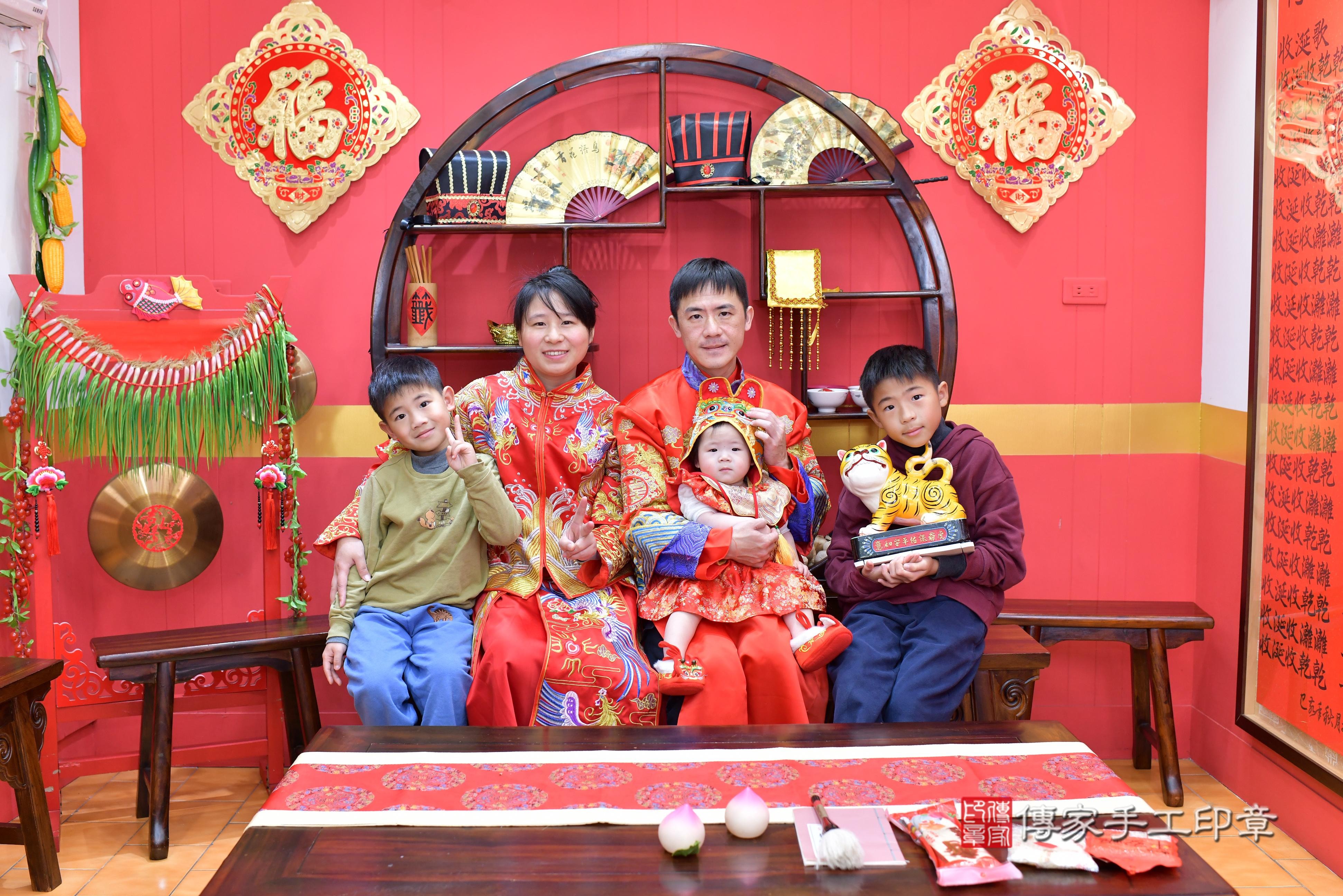 傳家手工印章桃園店、抓周、度脺、中國風會場、傳家嬰兒古禮、吉祥話、抓周道具物品24種、拍照。抓周證書。寶寶抓周、滿周歲、生日快樂、祝福
