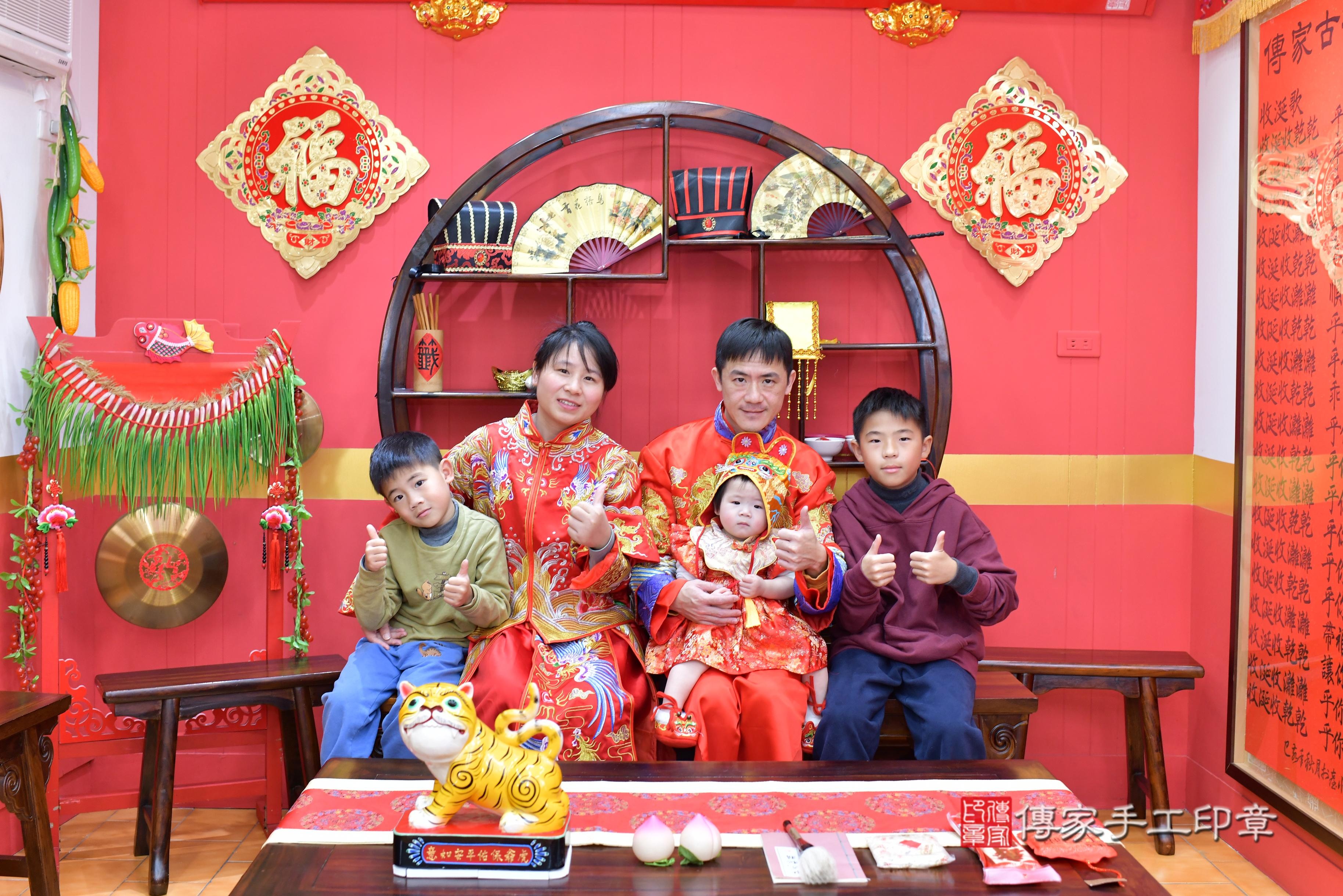 傳家手工印章桃園店、抓周、度脺、中國風會場、傳家嬰兒古禮、吉祥話、抓周道具物品24種、拍照。抓周證書。寶寶抓周、滿周歲、生日快樂、祝福
