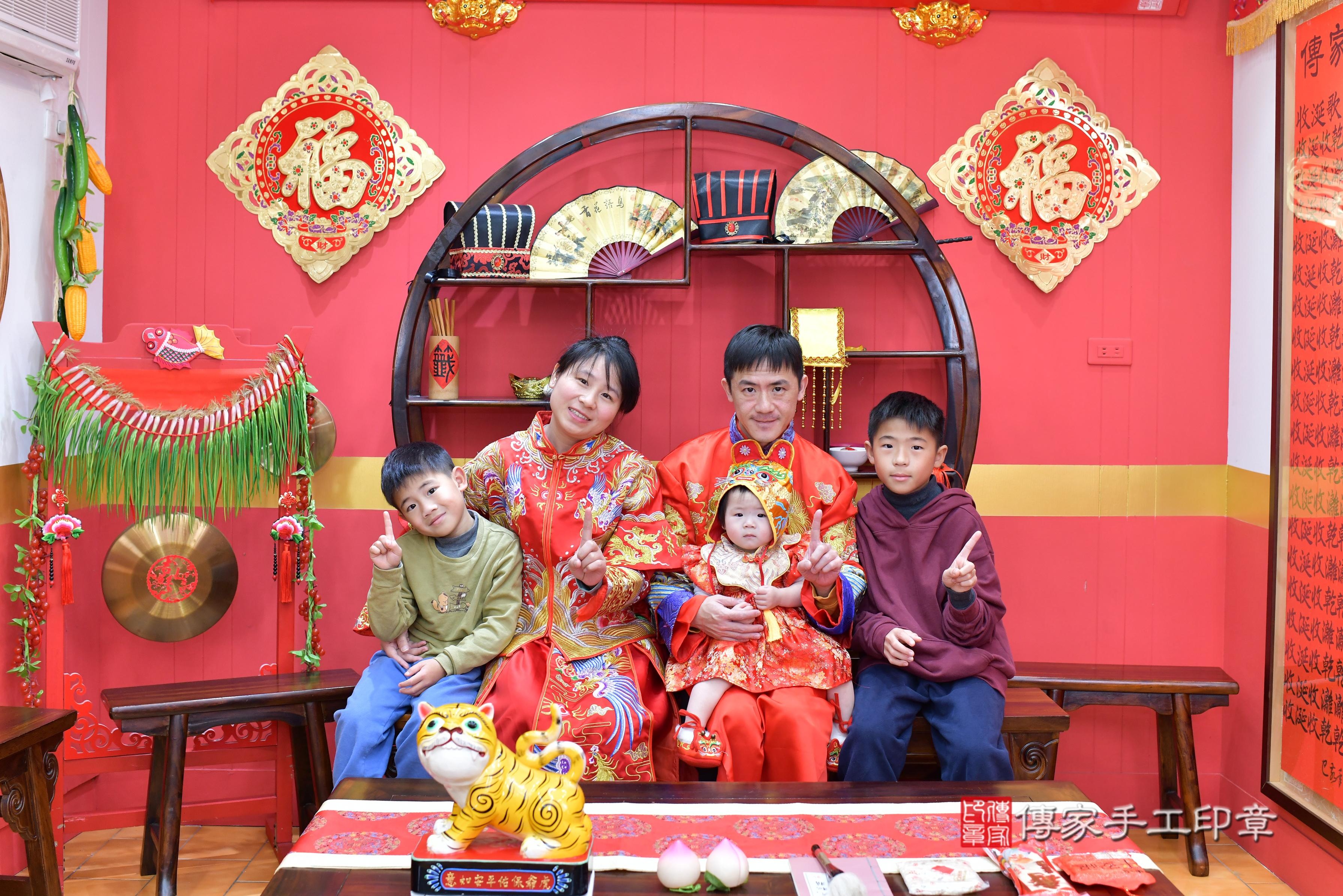 傳家手工印章桃園店、抓周、度脺、中國風會場、傳家嬰兒古禮、吉祥話、抓周道具物品24種、拍照。抓周證書。寶寶抓周、滿周歲、生日快樂、祝福