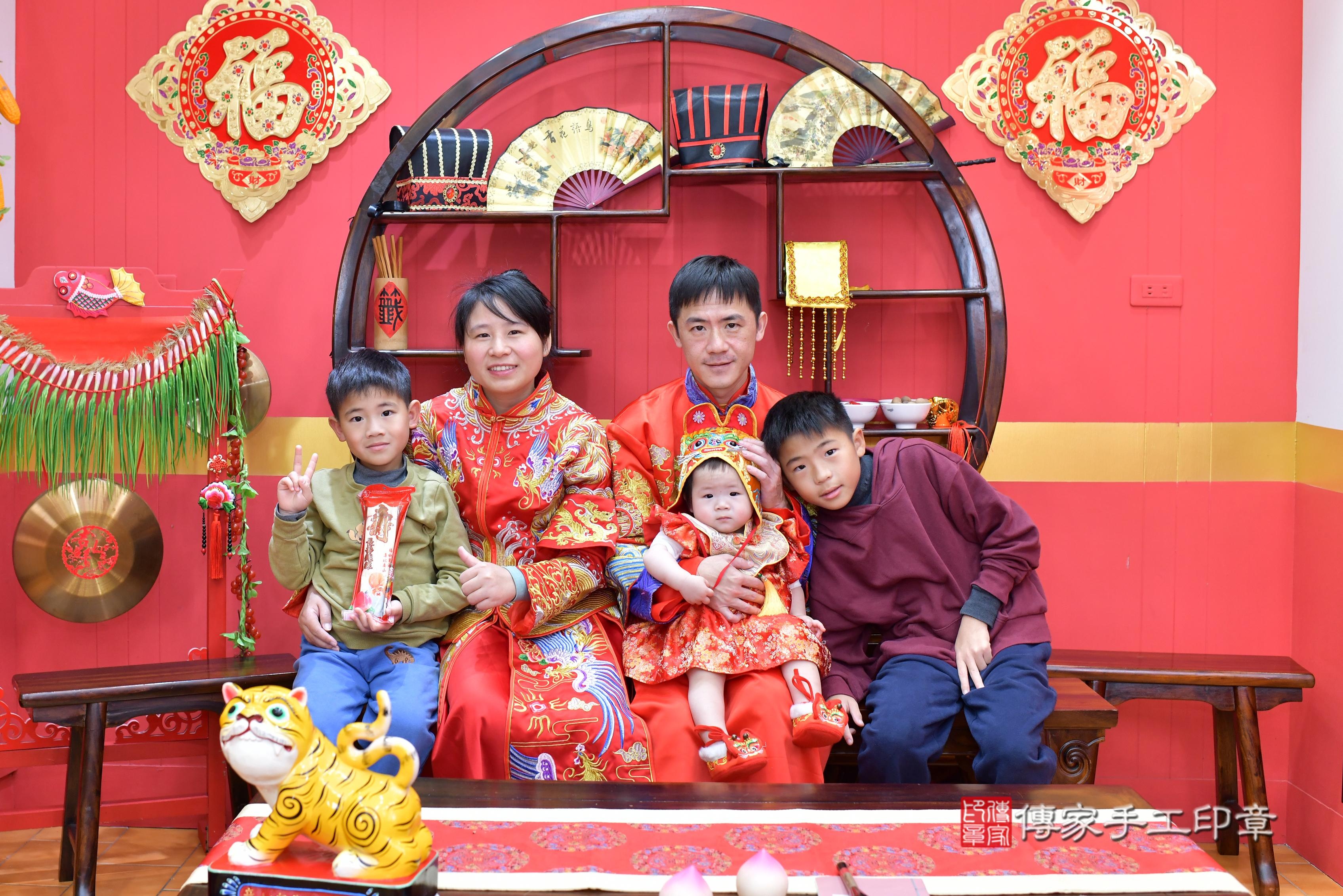 傳家手工印章桃園店、抓周、度脺、中國風會場、傳家嬰兒古禮、吉祥話、抓周道具物品24種、拍照。抓周證書。寶寶抓周、滿周歲、生日快樂、祝福