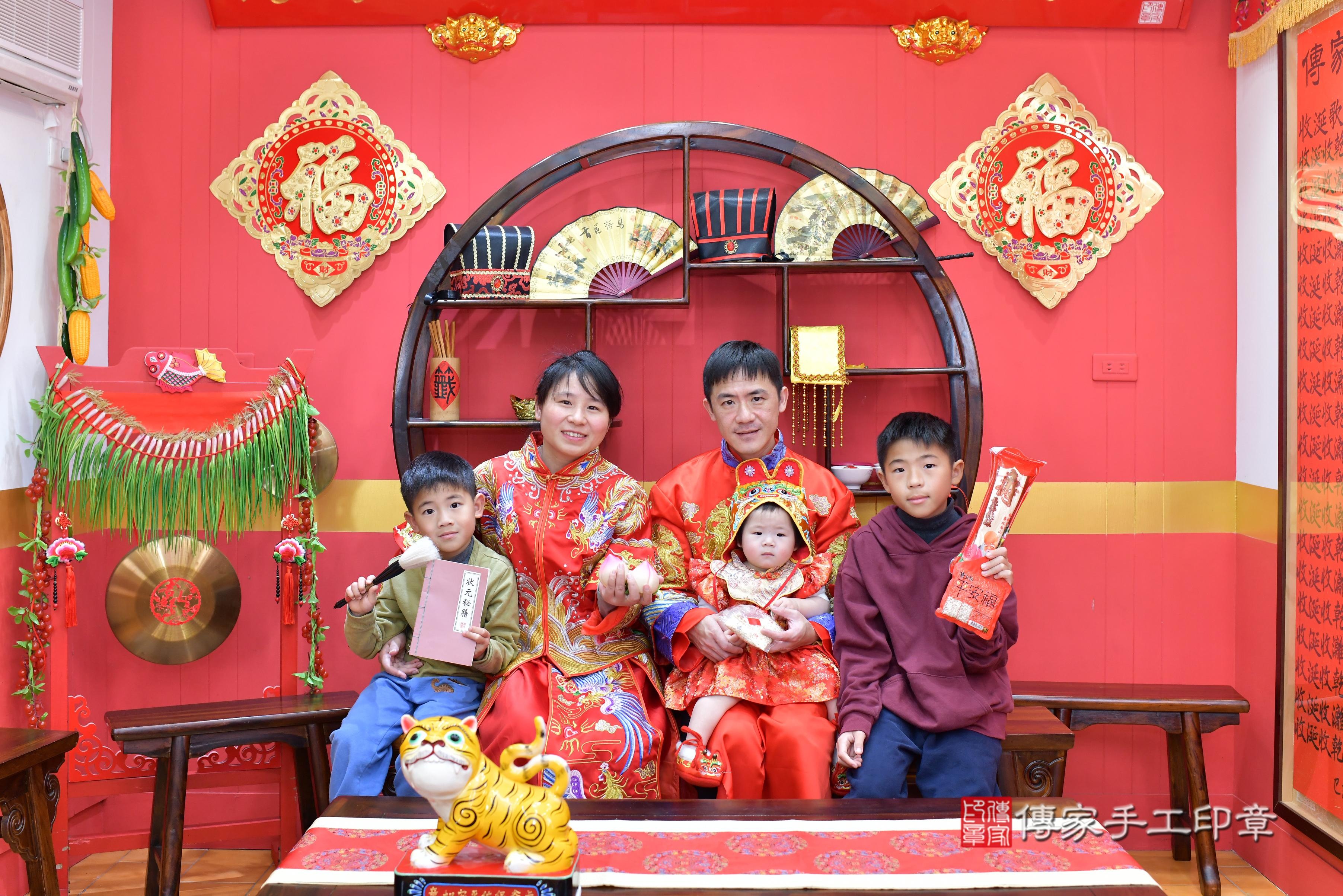 傳家手工印章桃園店、抓周、度脺、中國風會場、傳家嬰兒古禮、吉祥話、抓周道具物品24種、拍照。抓周證書。寶寶抓周、滿周歲、生日快樂、祝福