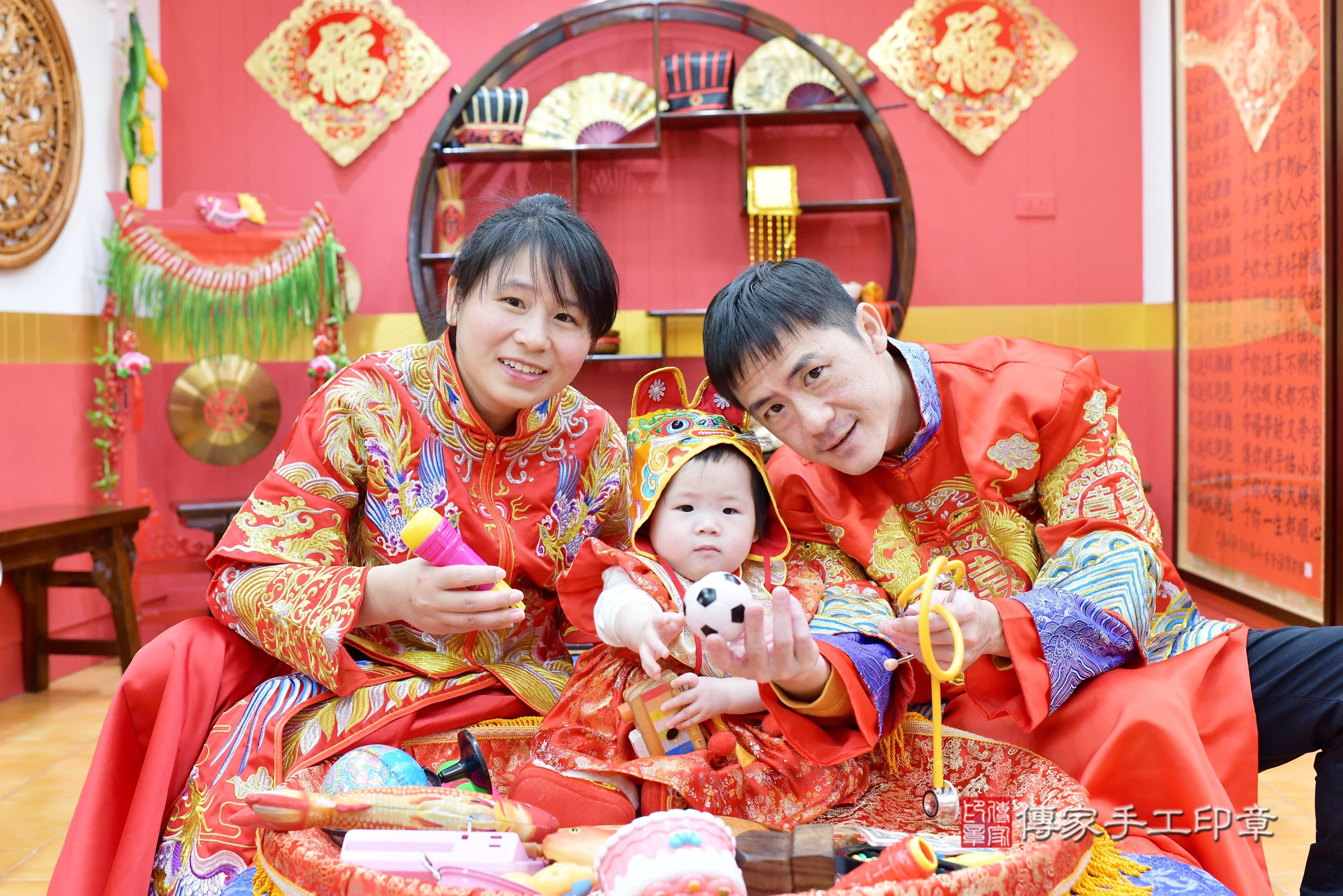 傳家手工印章桃園店、抓周、度脺、中國風會場、傳家嬰兒古禮、吉祥話、抓周道具物品24種、拍照。抓周證書。寶寶抓周、滿周歲、生日快樂、祝福
