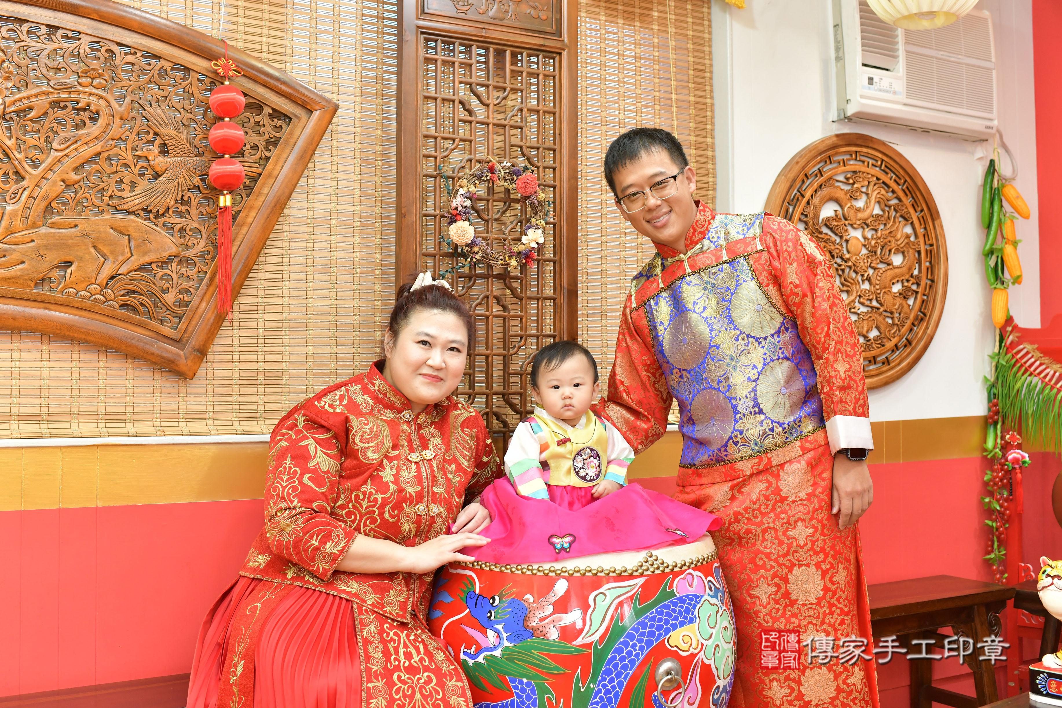 傳家手工印章桃園店、抓周、度脺、中國風會場、傳家嬰兒古禮、吉祥話、抓周道具物品24種、拍照。抓周證書。寶寶抓周、滿周歲、生日快樂、祝福
