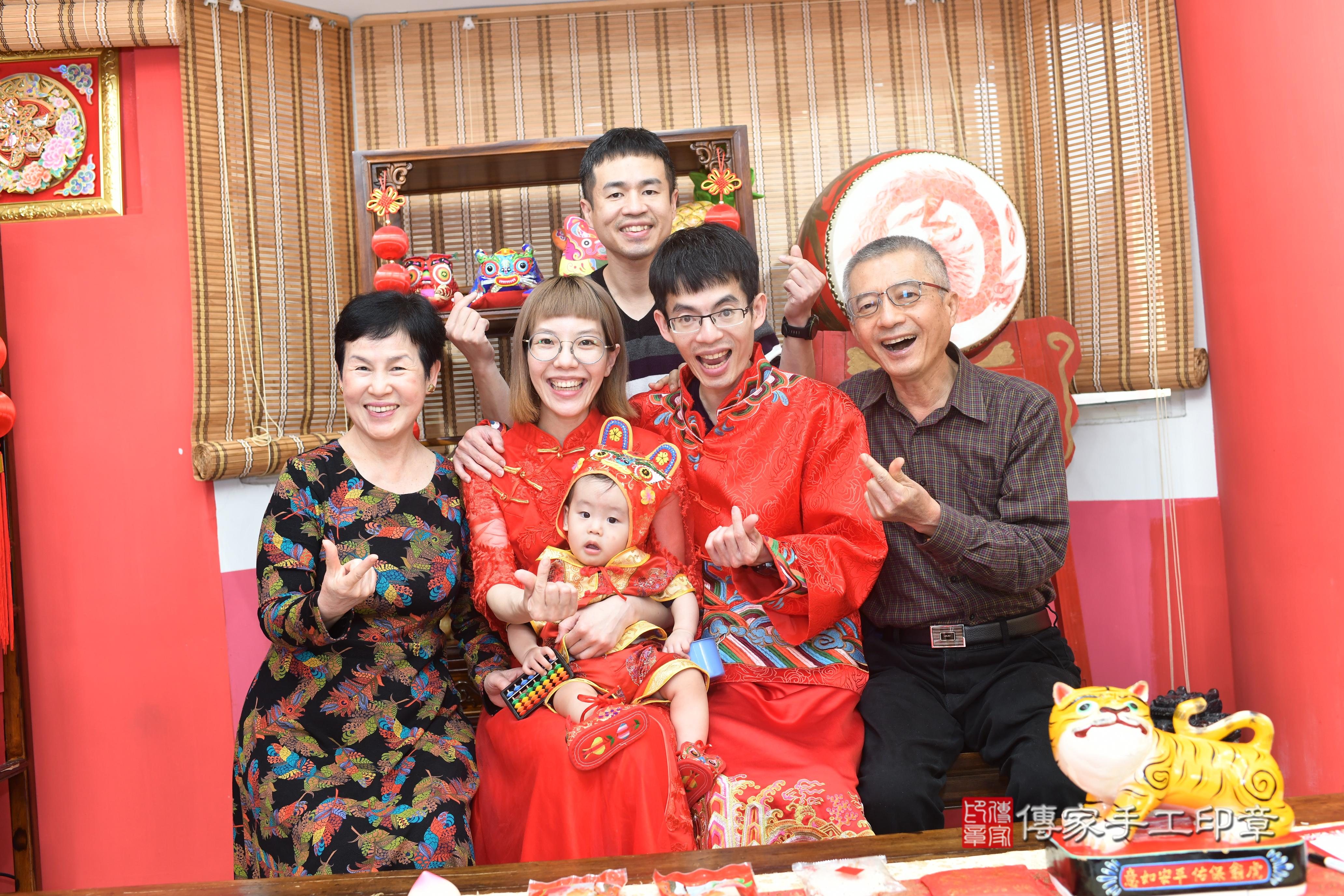 傳家手工印章高雄店、抓周、度脺、中國風會場、傳家嬰兒古禮、吉祥話、抓周道具物品24種、拍照。抓周證書。寶寶抓周、滿周歲、生日快樂、祝福