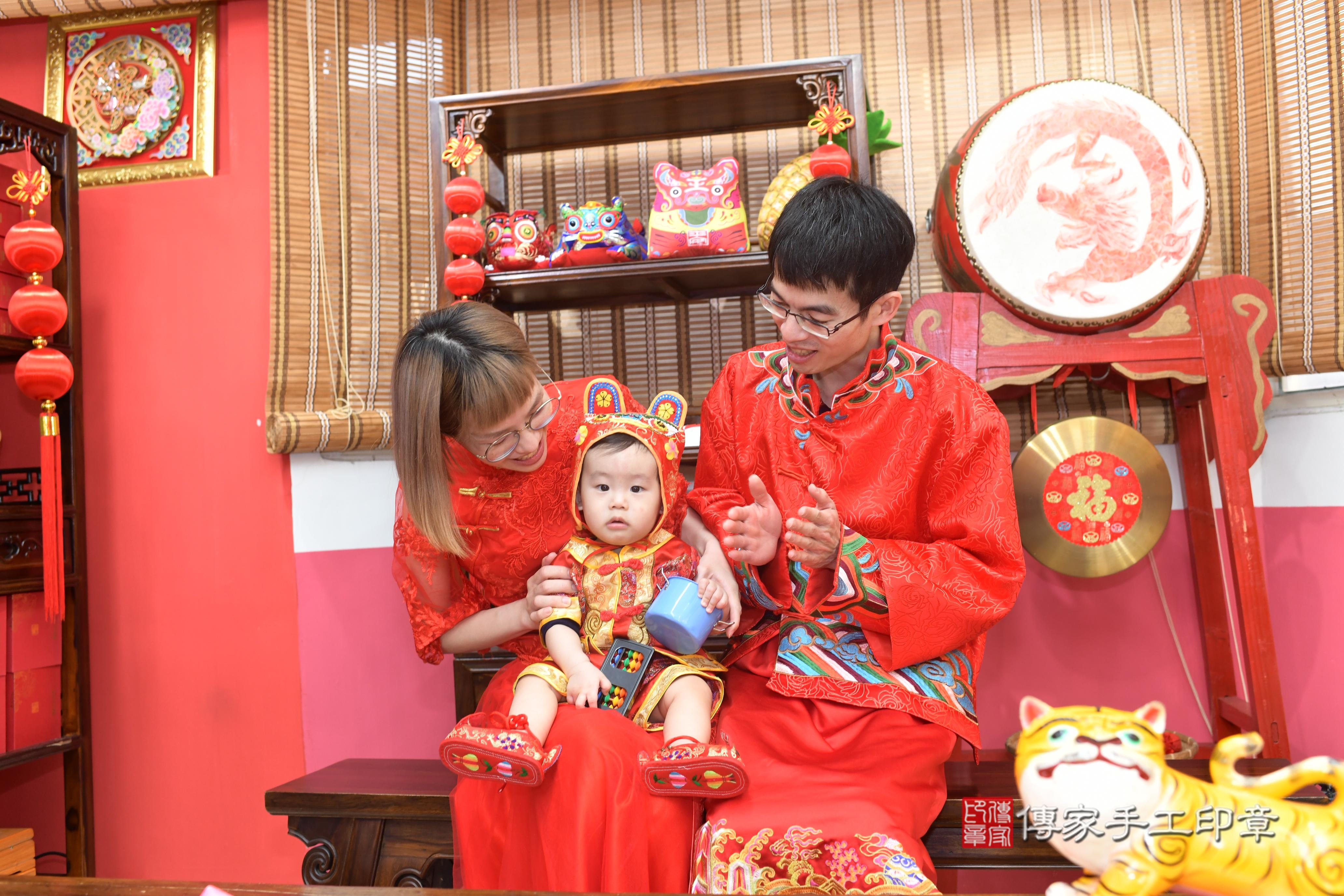 傳家手工印章高雄店、抓周、度脺、中國風會場、傳家嬰兒古禮、吉祥話、抓周道具物品24種、拍照。抓周證書。寶寶抓周、滿周歲、生日快樂、祝福