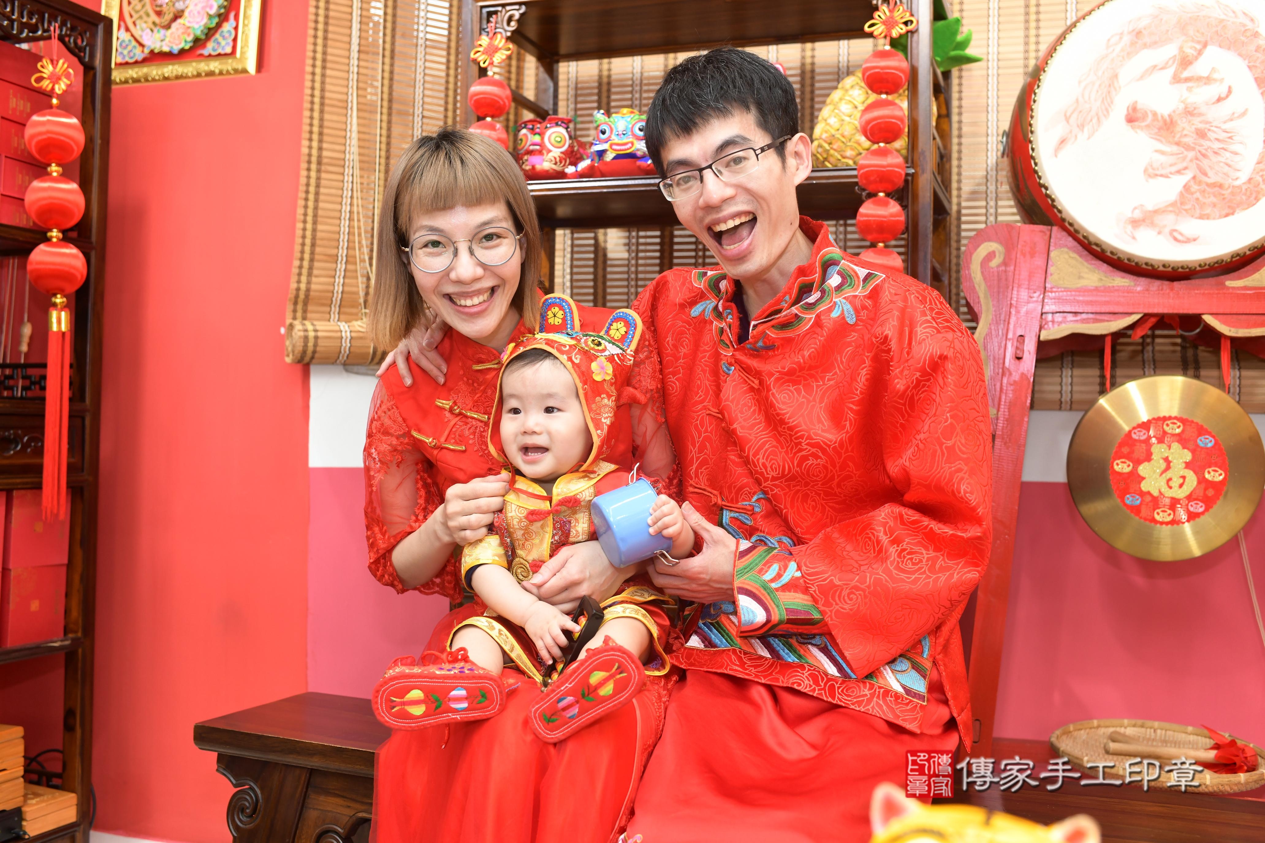 傳家手工印章高雄店、抓周、度脺、中國風會場、傳家嬰兒古禮、吉祥話、抓周道具物品24種、拍照。抓周證書。寶寶抓周、滿周歲、生日快樂、祝福