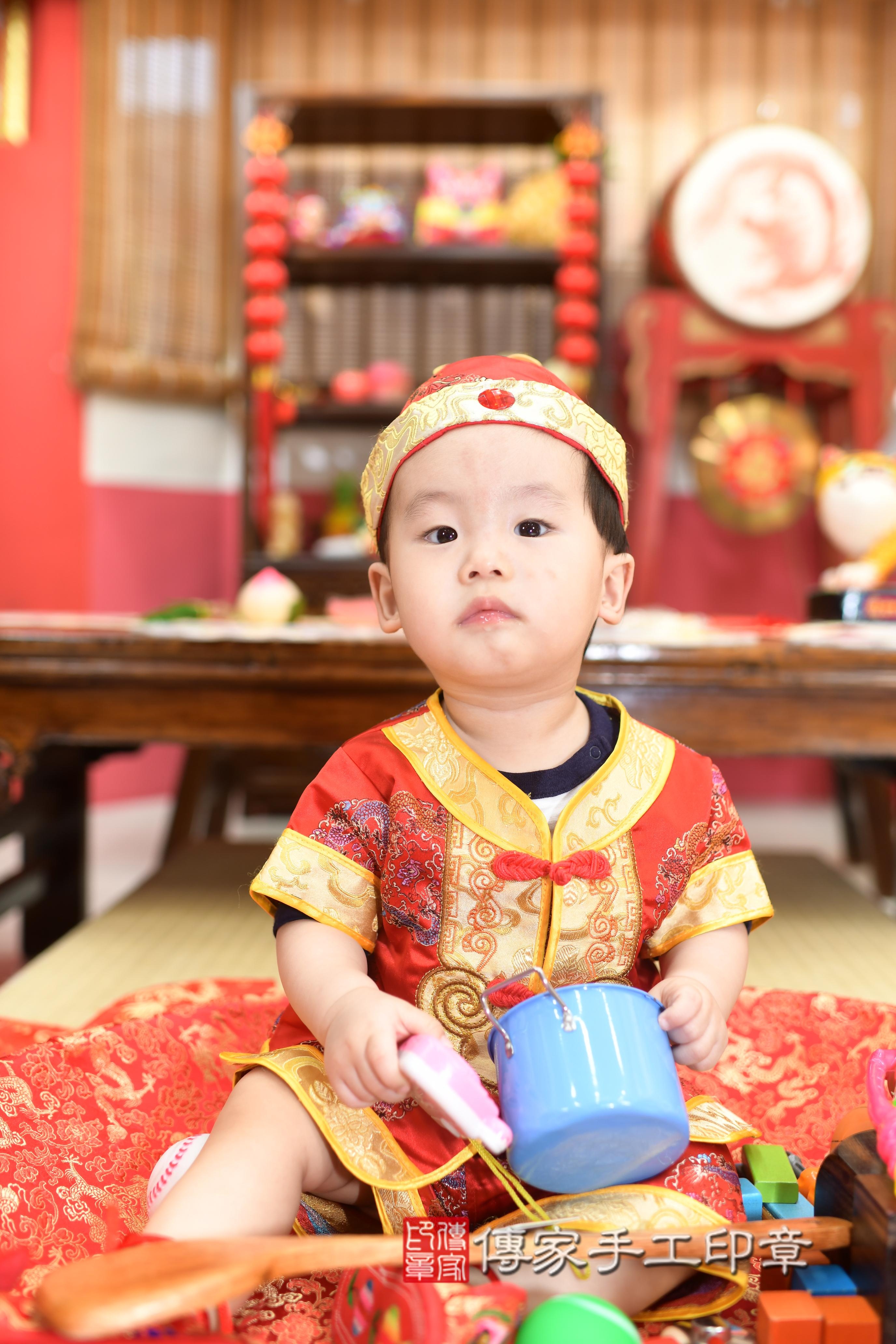 傳家手工印章高雄店、抓周、度脺、中國風會場、傳家嬰兒古禮、吉祥話、抓周道具物品24種、拍照。抓周證書。寶寶抓周、滿周歲、生日快樂、祝福