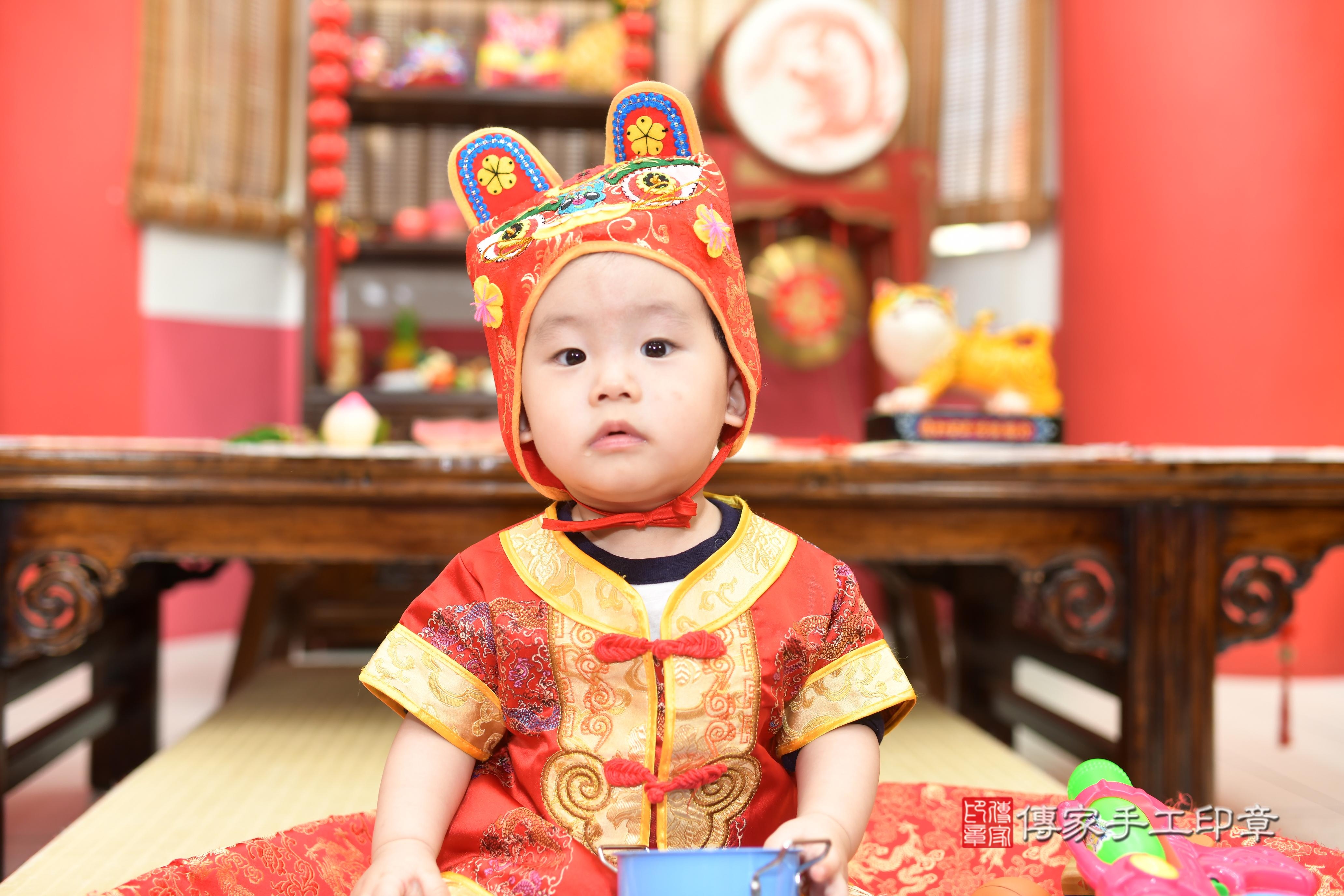 傳家手工印章高雄店、抓周、度脺、中國風會場、傳家嬰兒古禮、吉祥話、抓周道具物品24種、拍照。抓周證書。寶寶抓周、滿周歲、生日快樂、祝福
