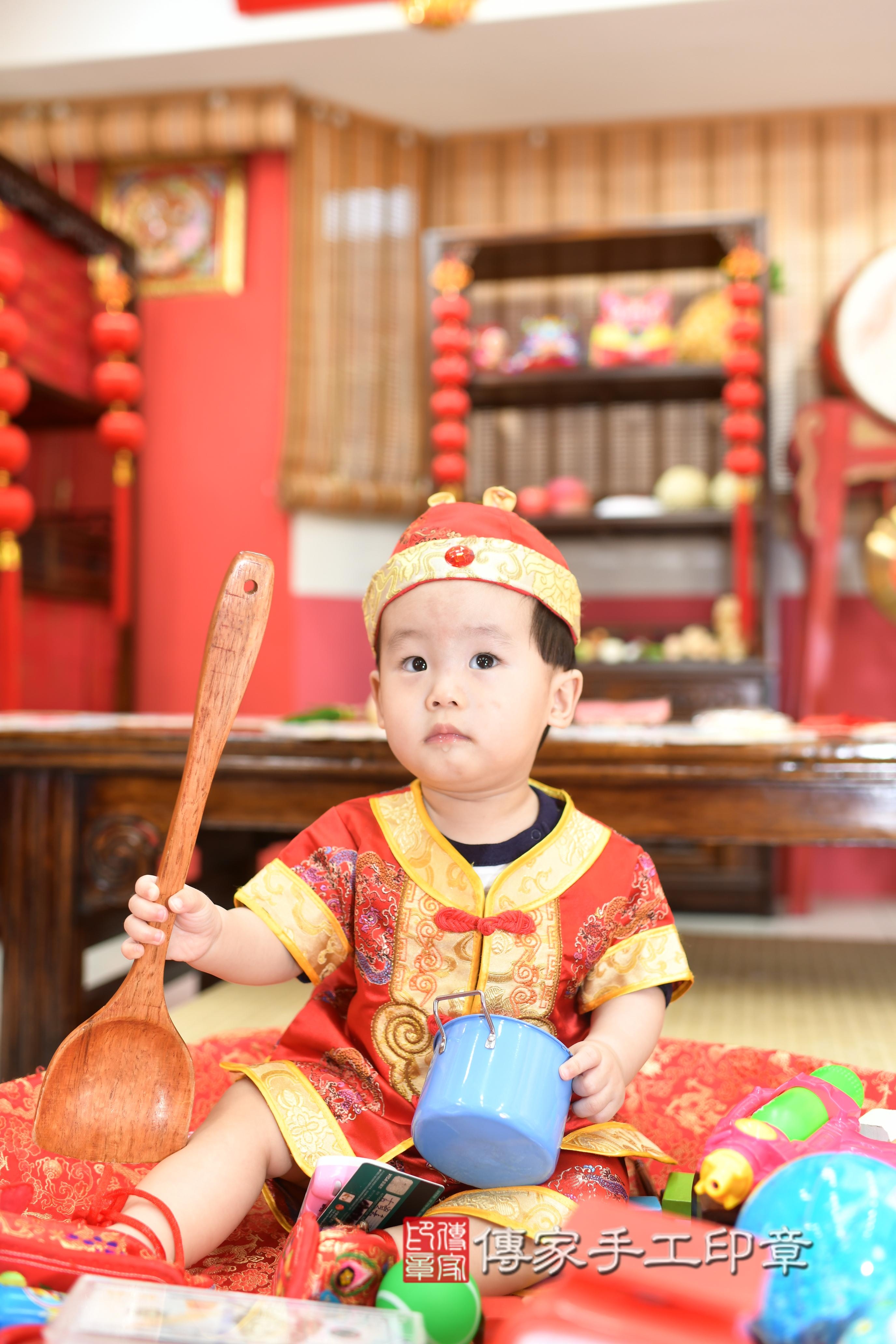 傳家手工印章高雄店、抓周、度脺、中國風會場、傳家嬰兒古禮、吉祥話、抓周道具物品24種、拍照。抓周證書。寶寶抓周、滿周歲、生日快樂、祝福