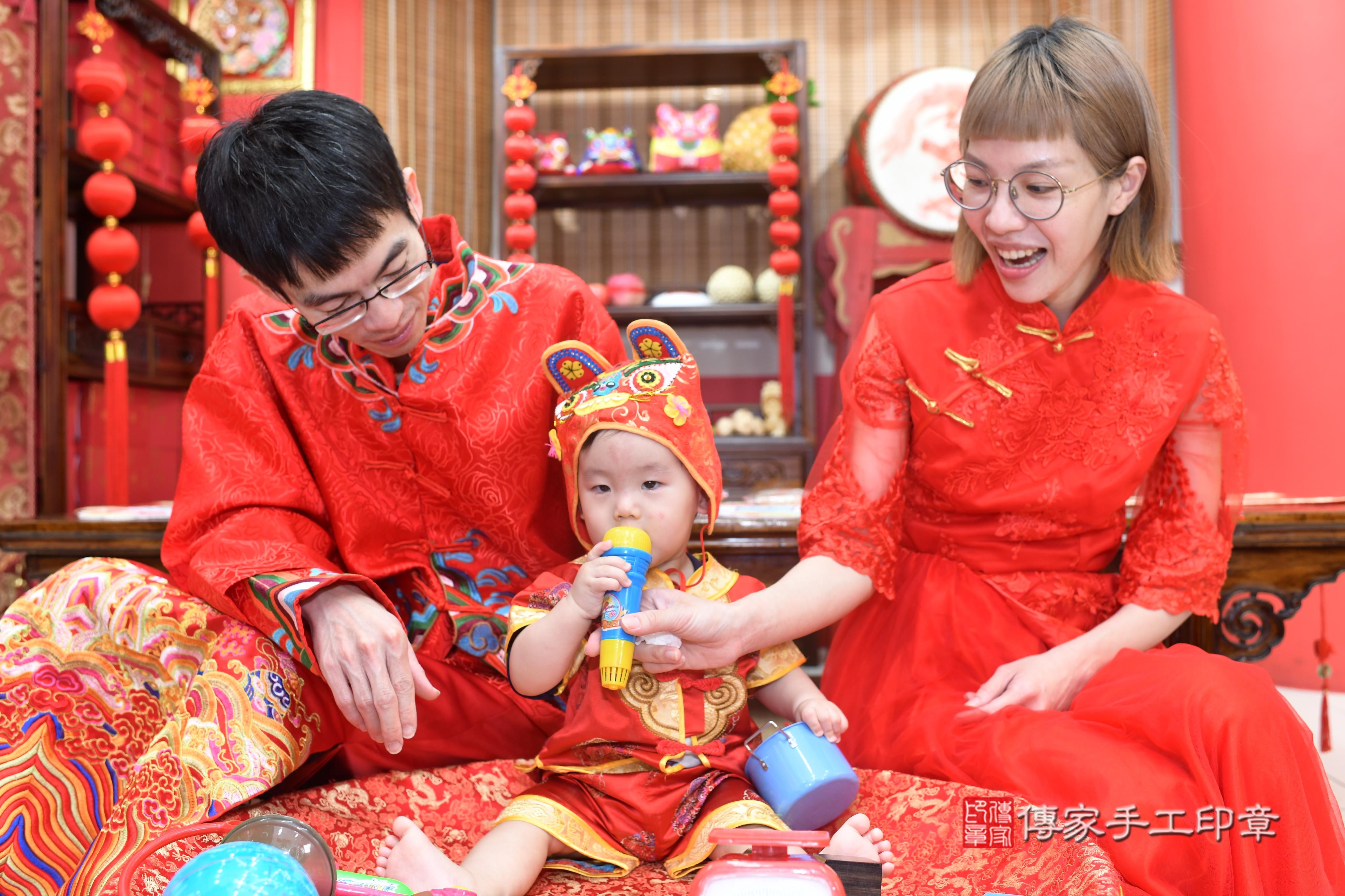 傳家手工印章高雄店、抓周、度脺、中國風會場、傳家嬰兒古禮、吉祥話、抓周道具物品24種、拍照。抓周證書。寶寶抓周、滿周歲、生日快樂、祝福
