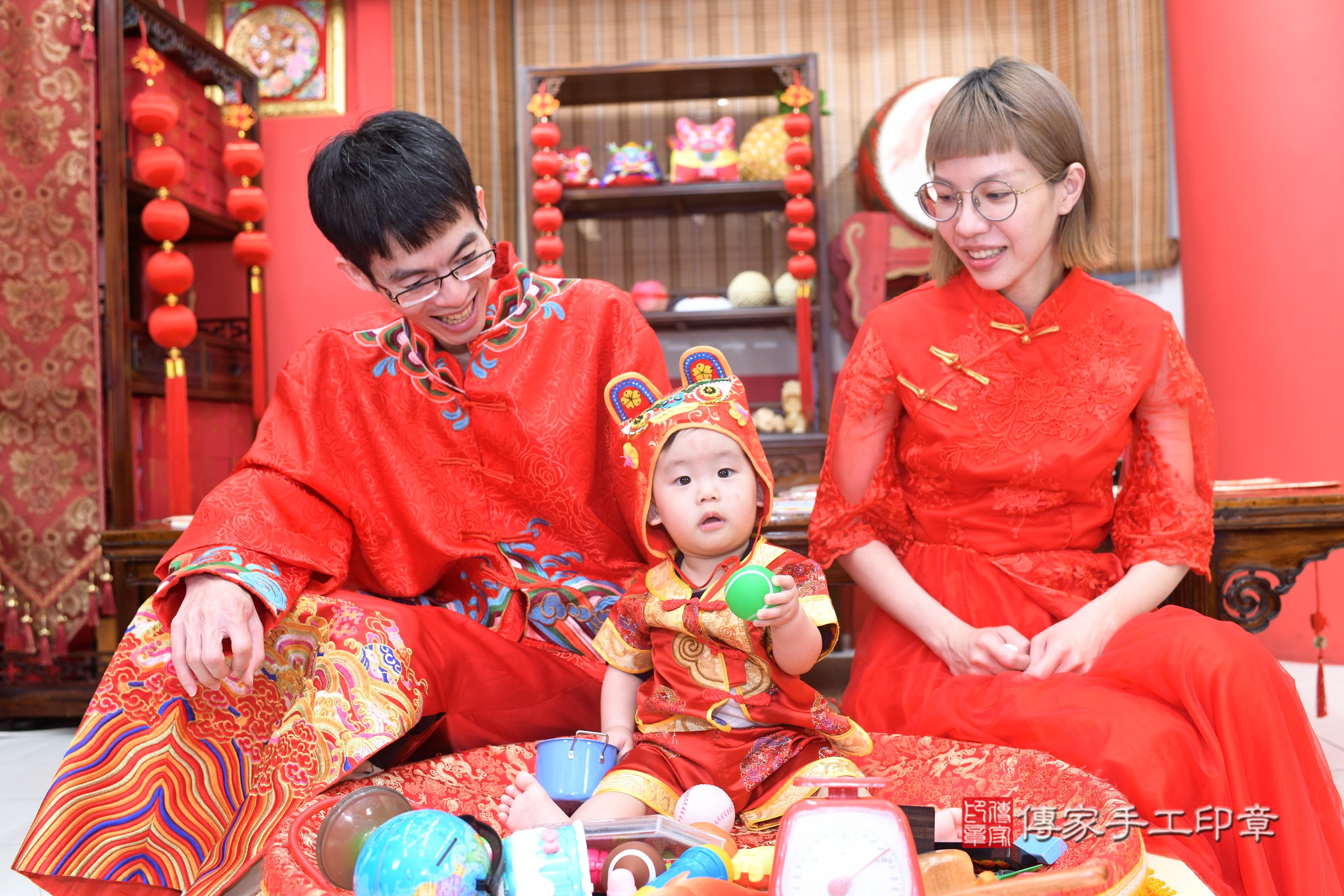 傳家手工印章高雄店、抓周、度脺、中國風會場、傳家嬰兒古禮、吉祥話、抓周道具物品24種、拍照。抓周證書。寶寶抓周、滿周歲、生日快樂、祝福