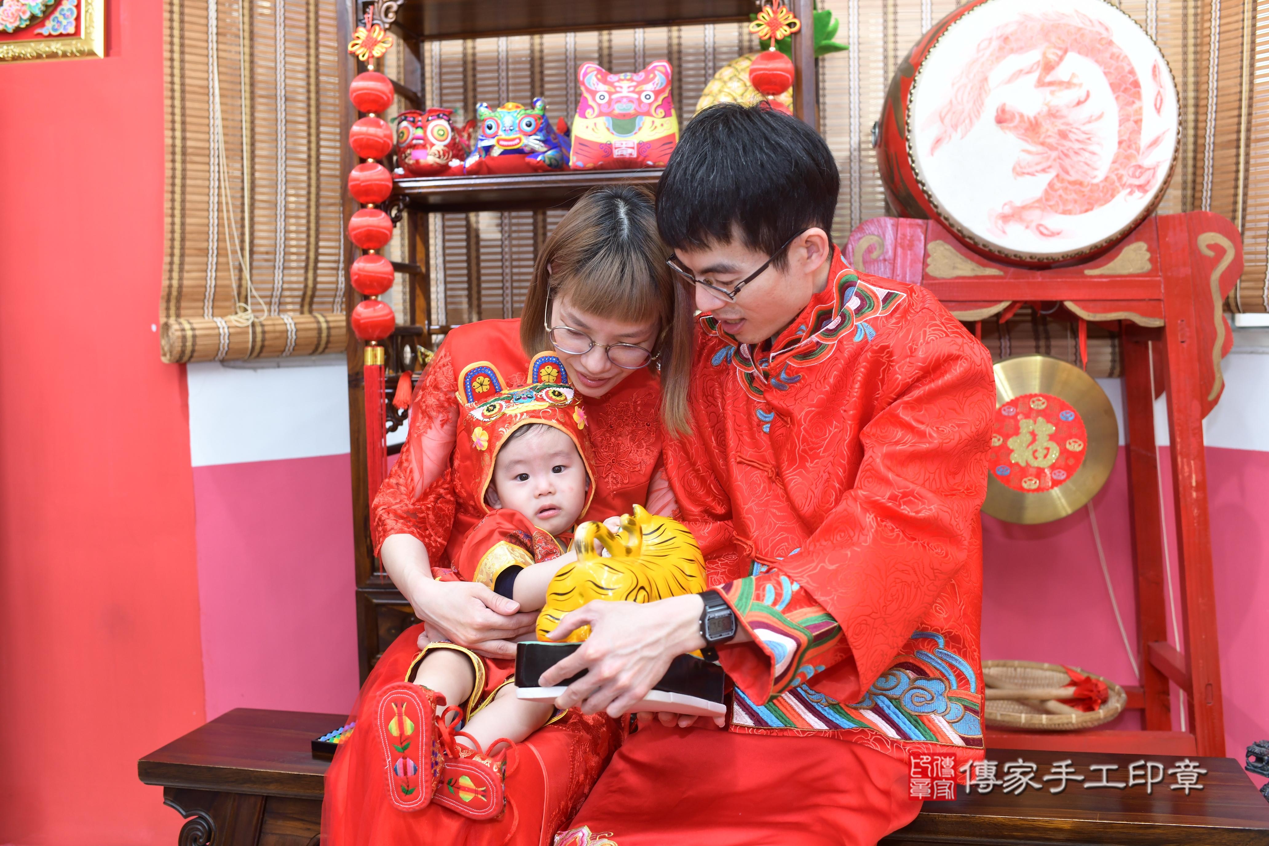 傳家手工印章高雄店、抓周、度脺、中國風會場、傳家嬰兒古禮、吉祥話、抓周道具物品24種、拍照。抓周證書。寶寶抓周、滿周歲、生日快樂、祝福