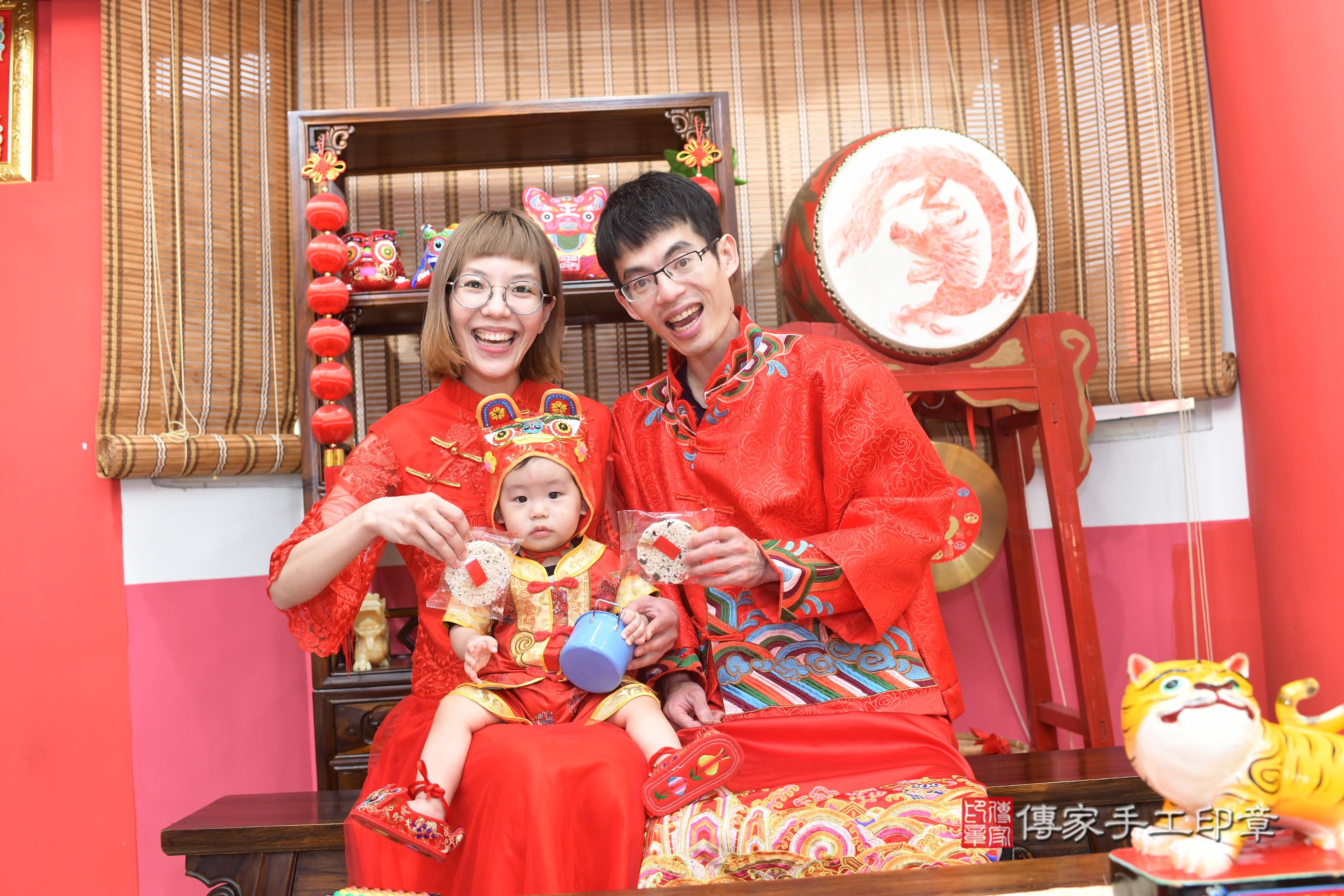 傳家手工印章高雄店、抓周、度脺、中國風會場、傳家嬰兒古禮、吉祥話、抓周道具物品24種、拍照。抓周證書。寶寶抓周、滿周歲、生日快樂、祝福