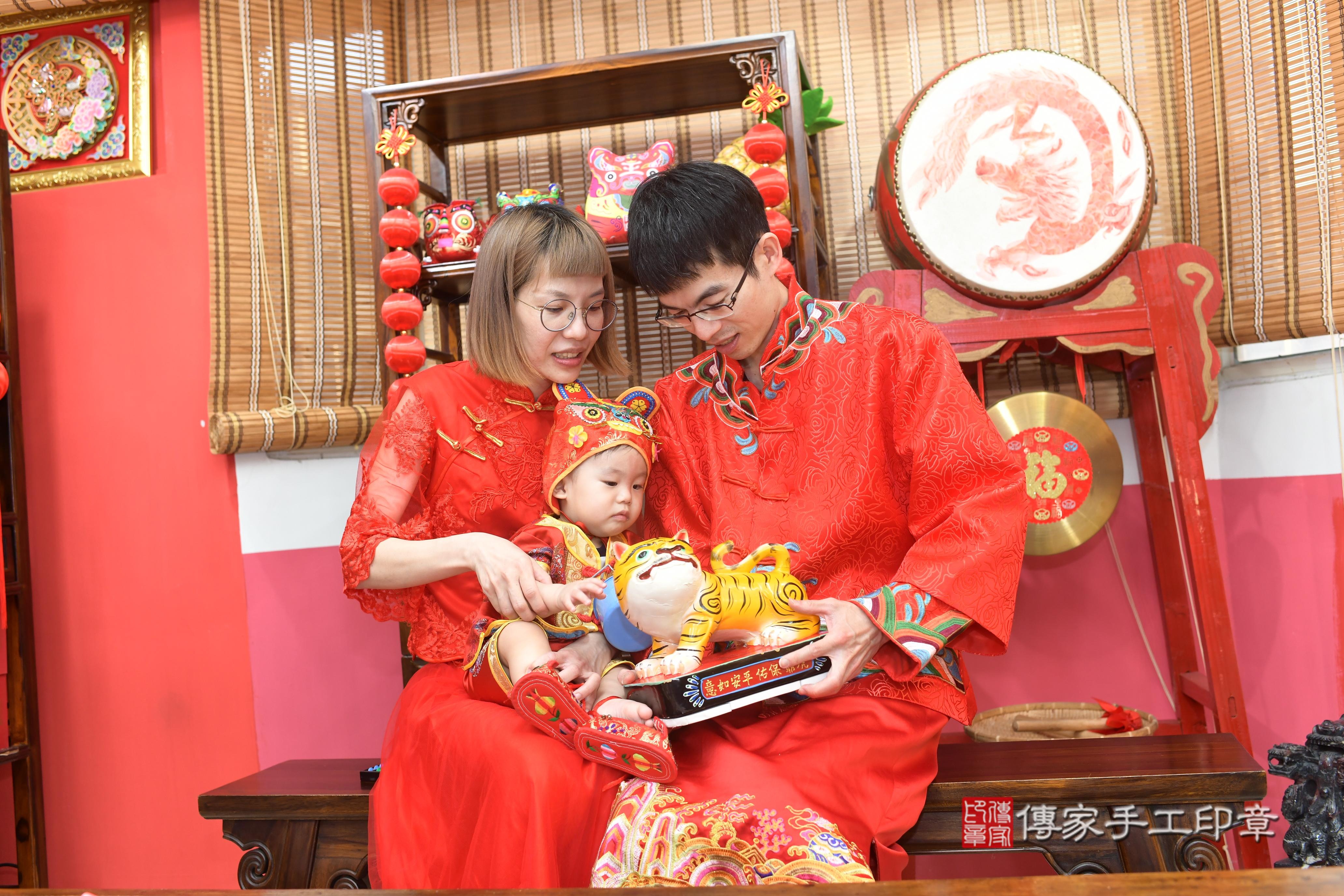 傳家手工印章高雄店、抓周、度脺、中國風會場、傳家嬰兒古禮、吉祥話、抓周道具物品24種、拍照。抓周證書。寶寶抓周、滿周歲、生日快樂、祝福