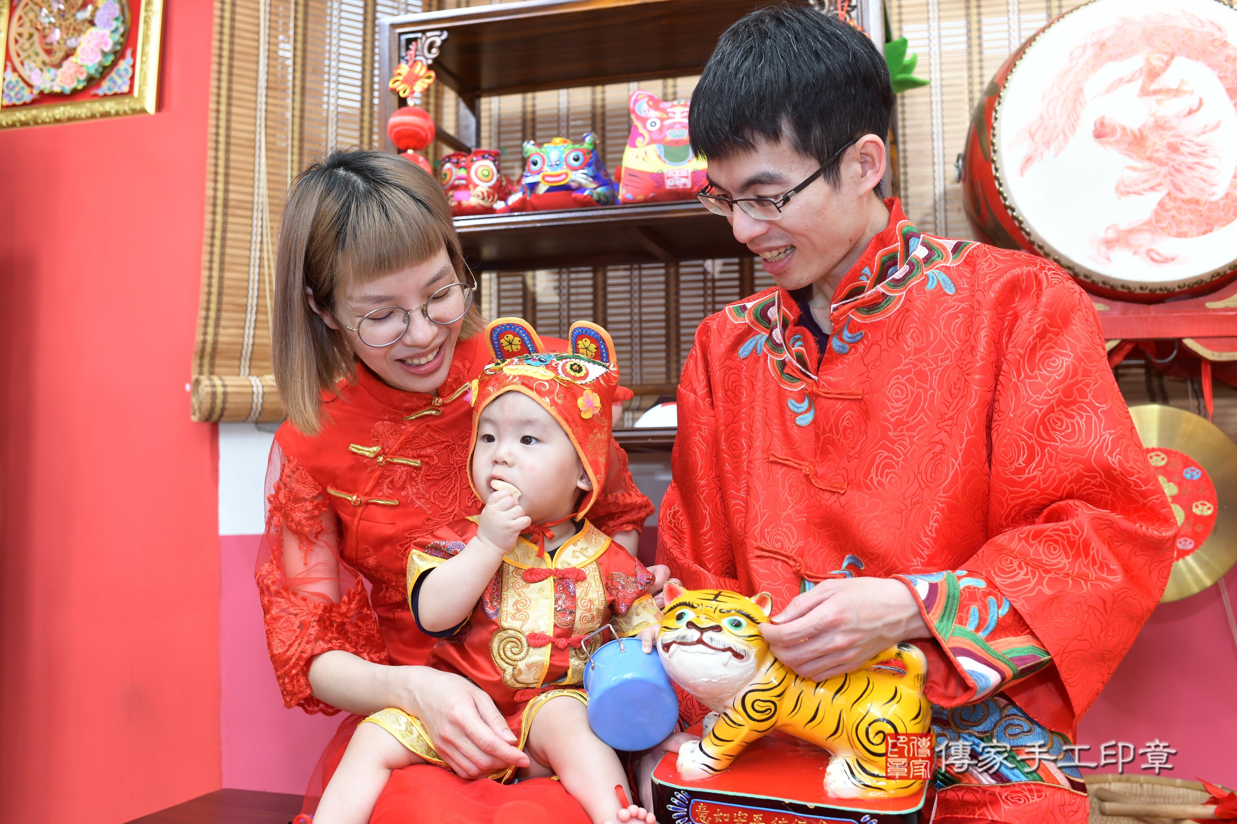 傳家手工印章高雄店、抓周、度脺、中國風會場、傳家嬰兒古禮、吉祥話、抓周道具物品24種、拍照。抓周證書。寶寶抓周、滿周歲、生日快樂、祝福