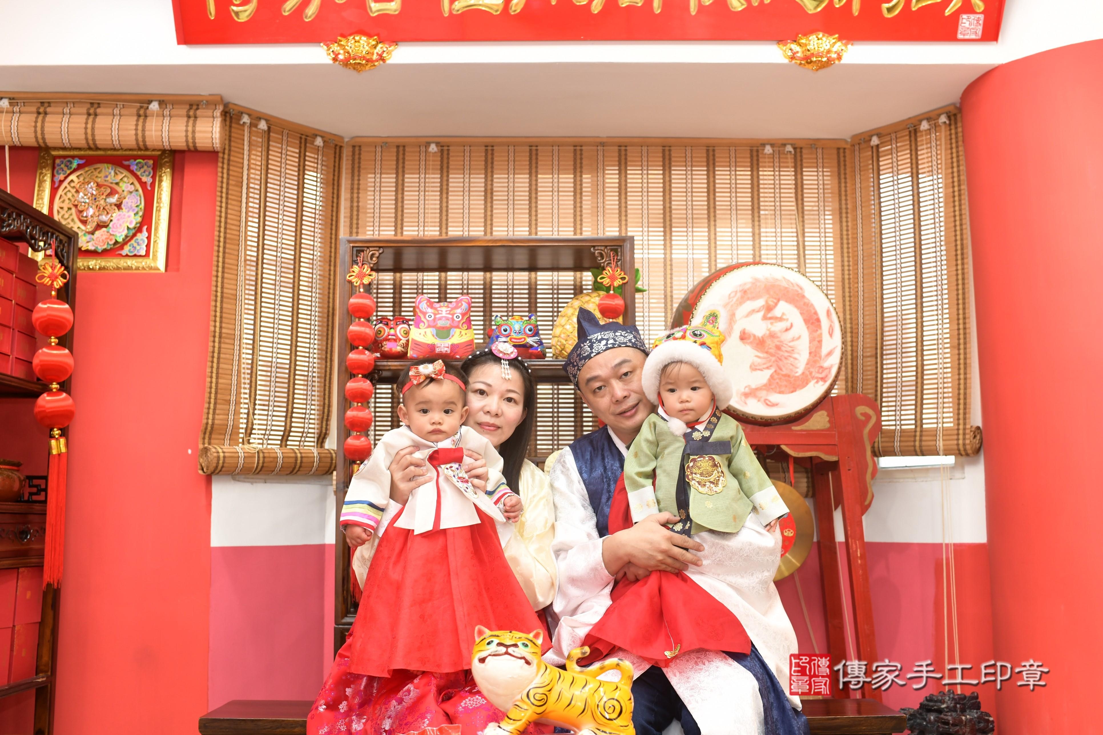 傳家手工印章高雄店、抓周、度脺、中國風會場、傳家嬰兒古禮、吉祥話、抓周道具物品24種、拍照。抓周證書。寶寶抓周、滿周歲、生日快樂、祝福